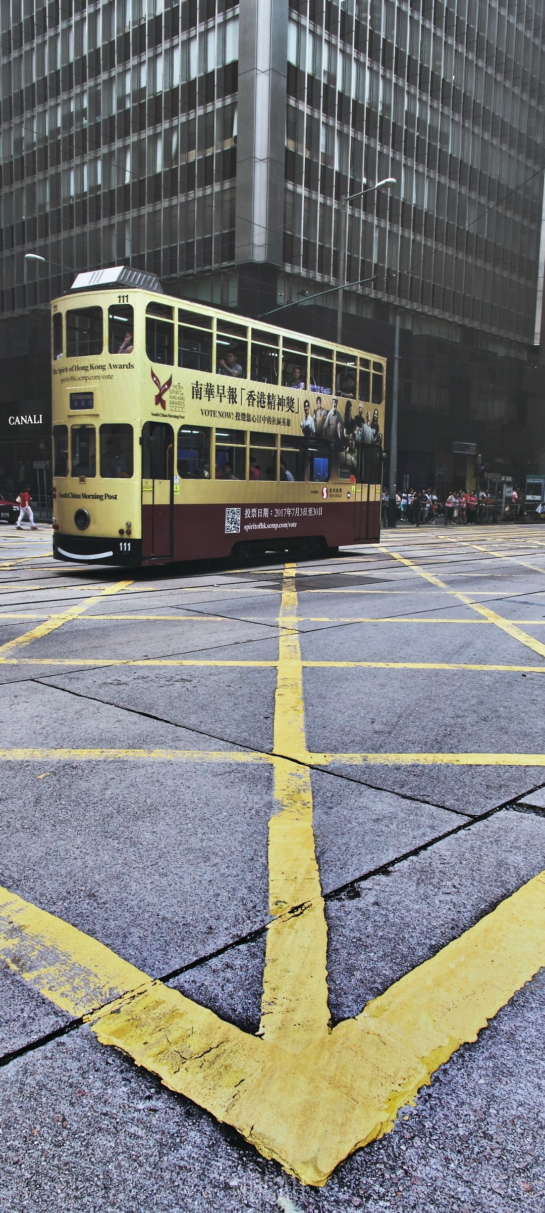Hong Kong Tram with Yellow Road Markings HD Phone Wallpaper