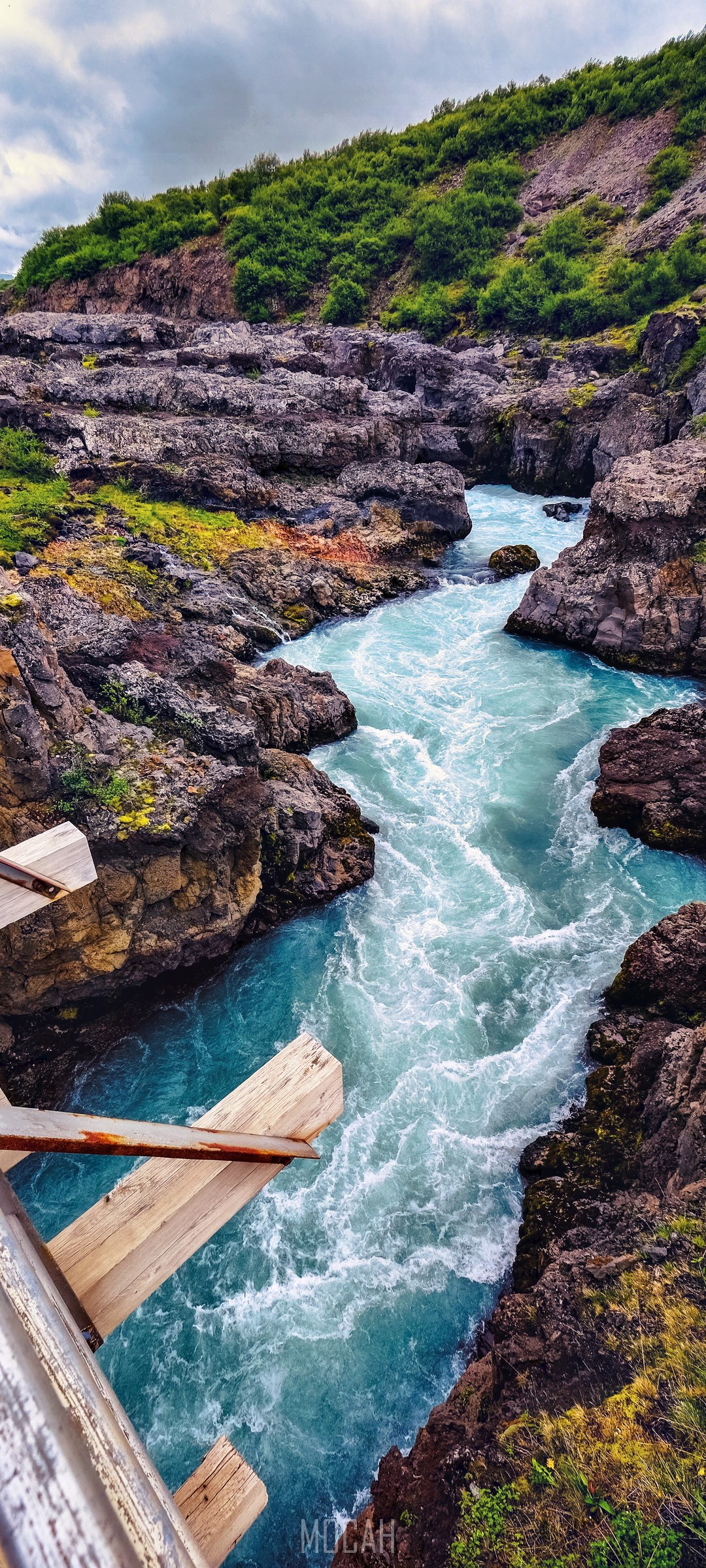 Turquoise river flowing through rocky gorge HD Phone Wallpaper