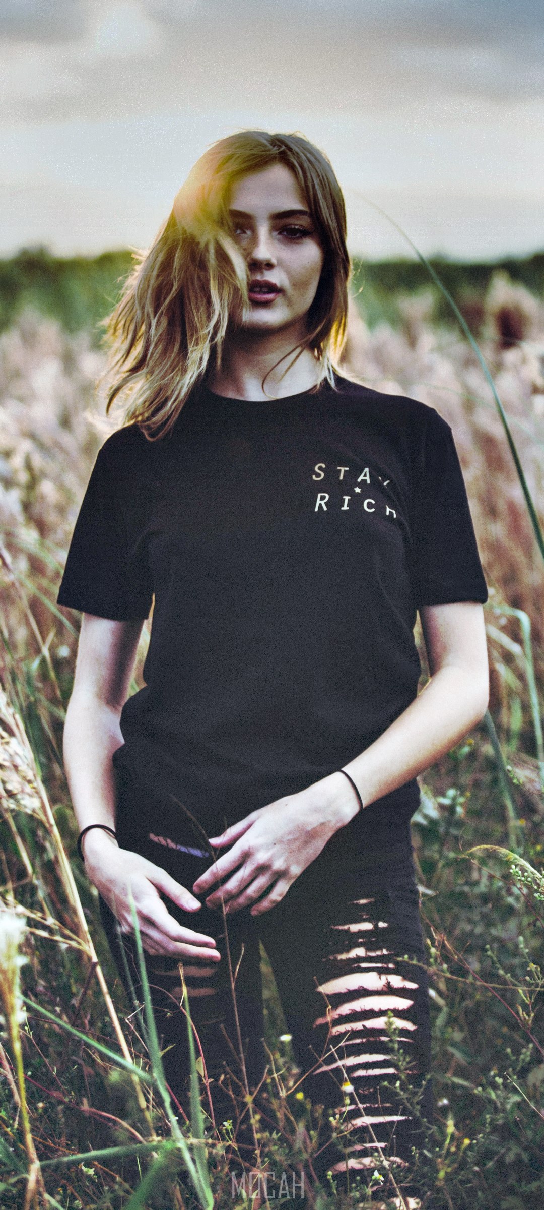 Woman wearing black t-shirt with "STAY RICH" text HD Phone Wallpaper