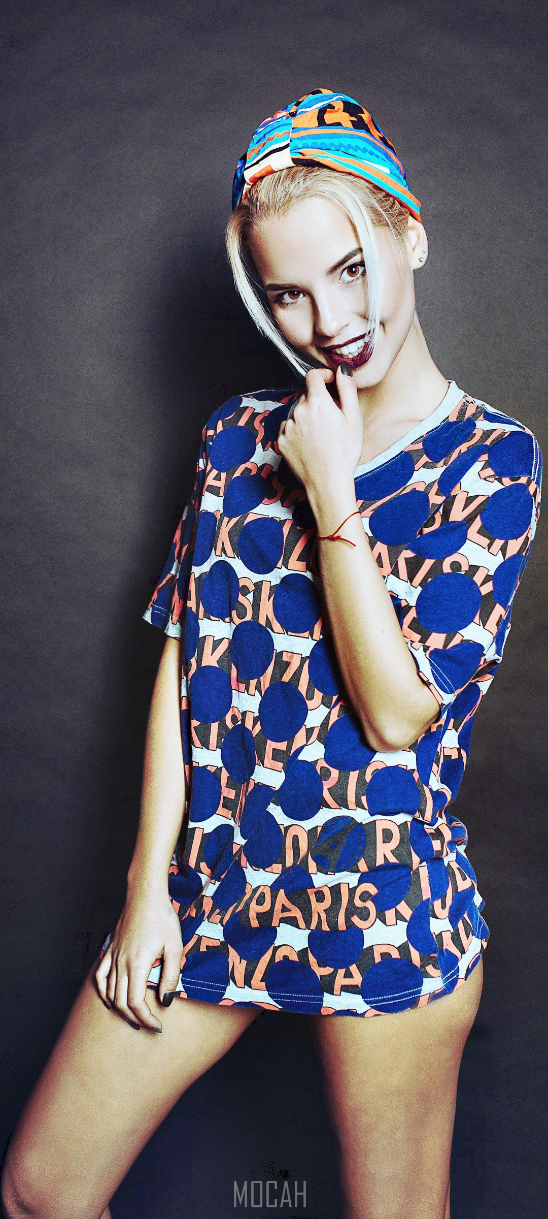Woman in patterned t-shirt and hat HD Phone Wallpaper