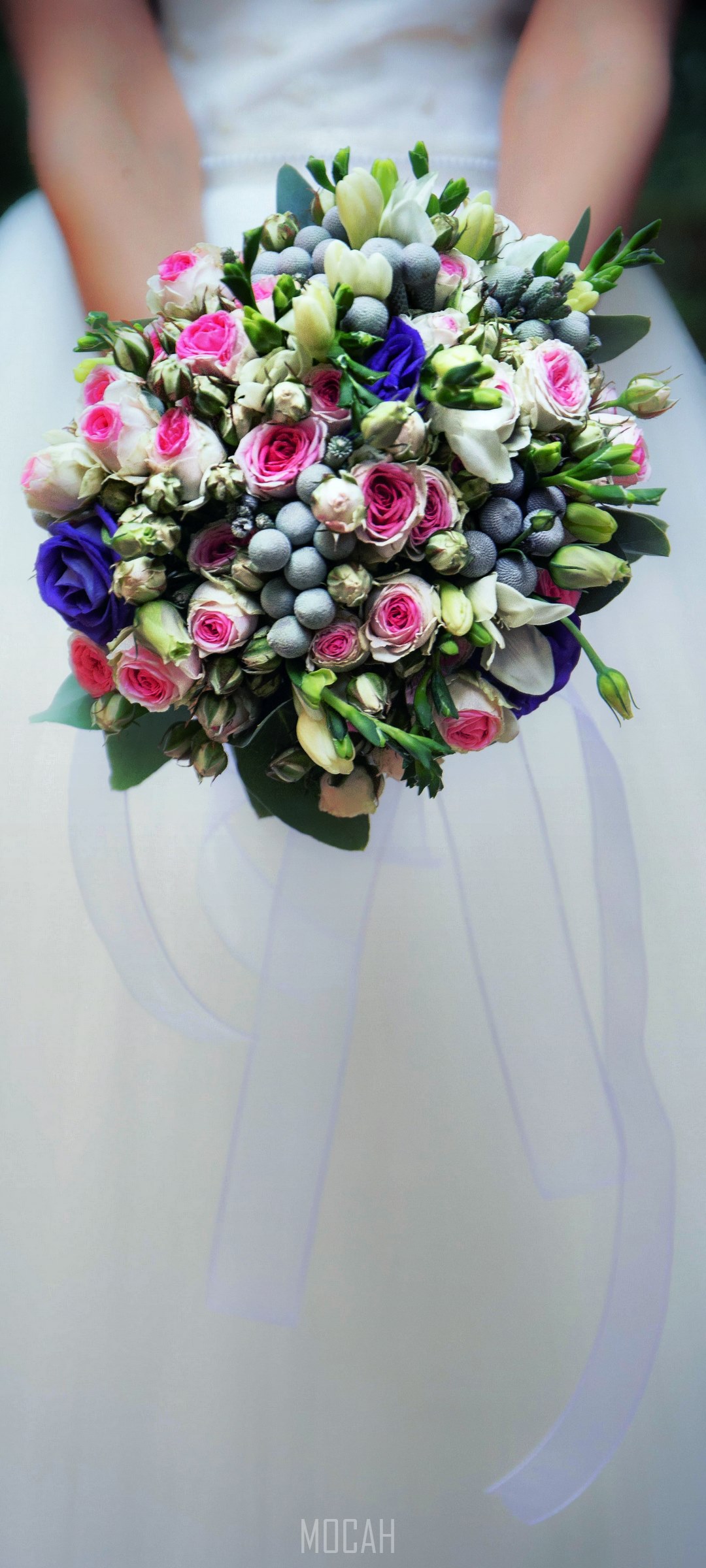 Bride holding a magnificent bridal bouquet HD Phone Wallpaper