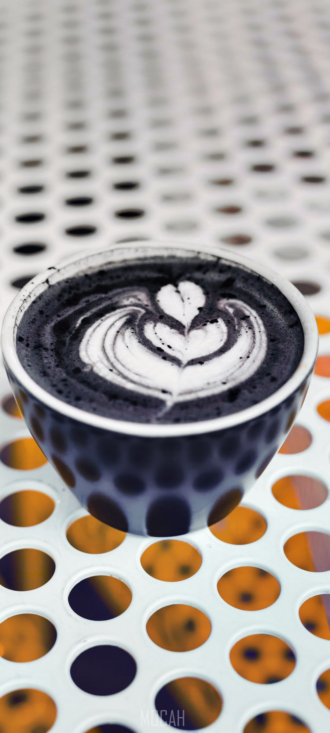 Charcoal latte with latte art HD Phone Wallpaper
