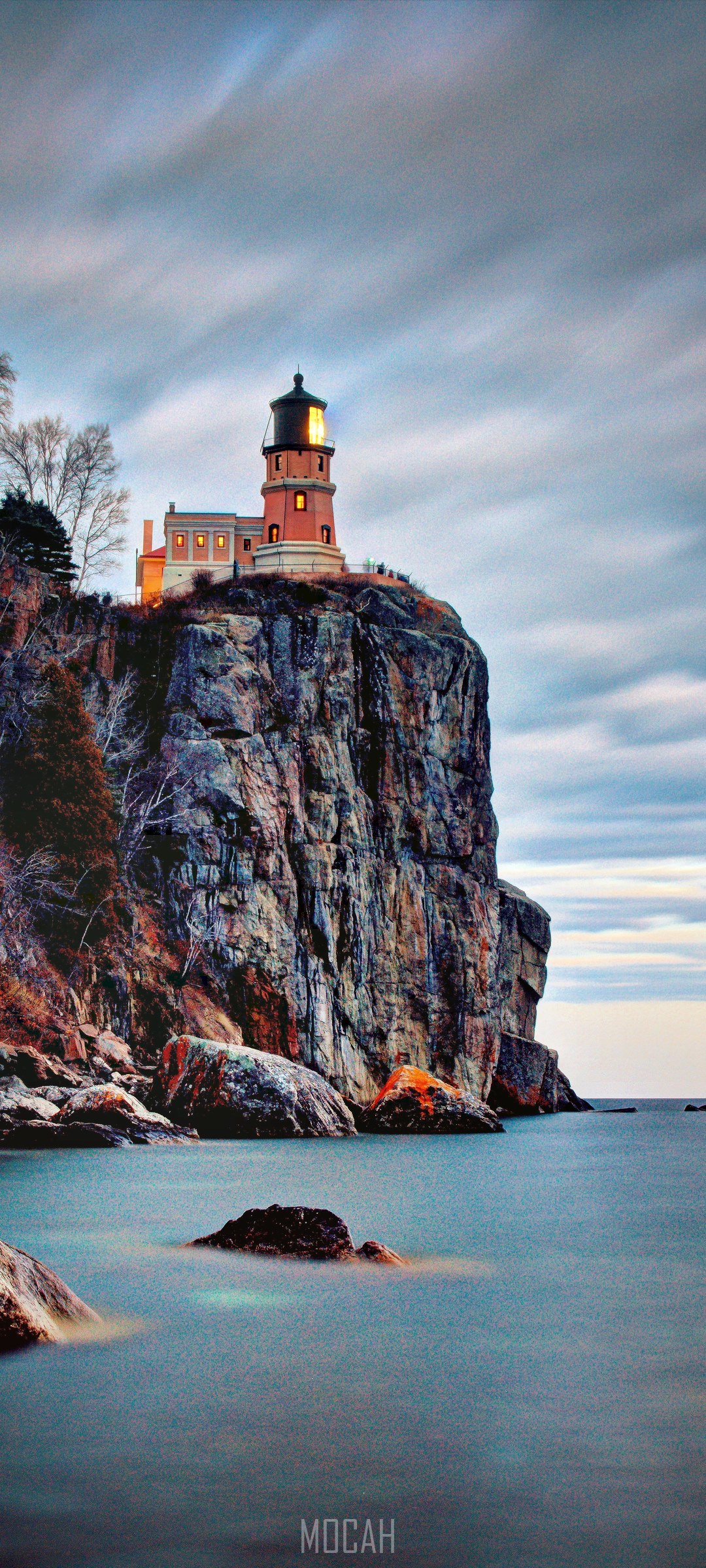 Split Rock Lighthouse on a rocky cliff overlooking the water HD Phone Wallpaper