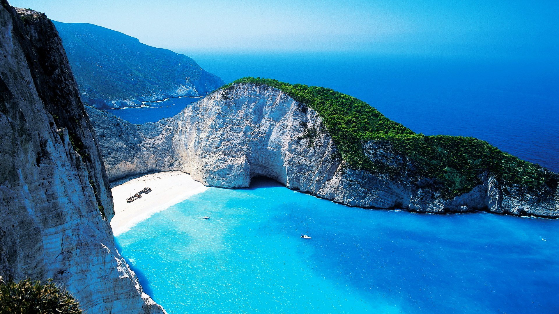 Shipwreck beach with white cliffs and turquoise water HD Wallpaper
