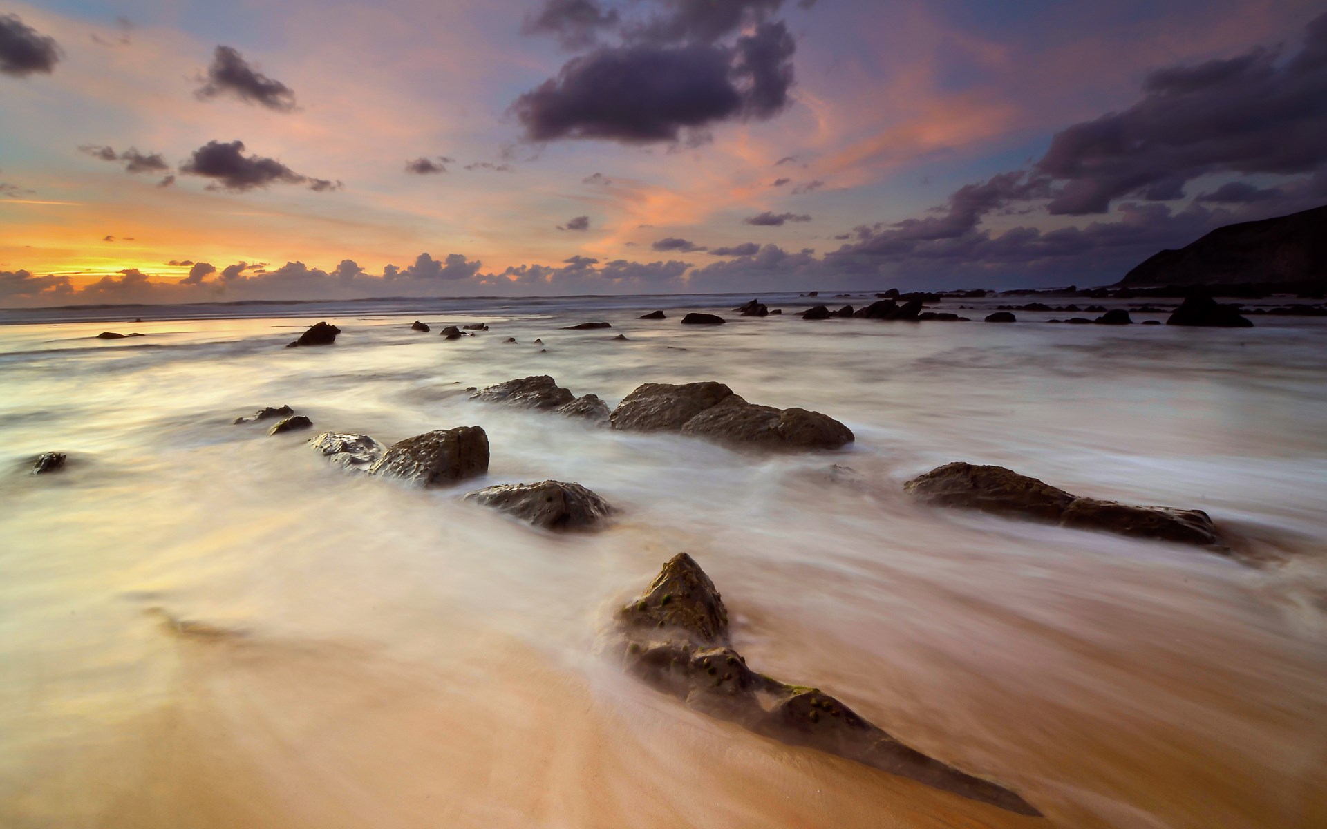 Ocean waves crashing on rocks at sunset HD Wallpaper