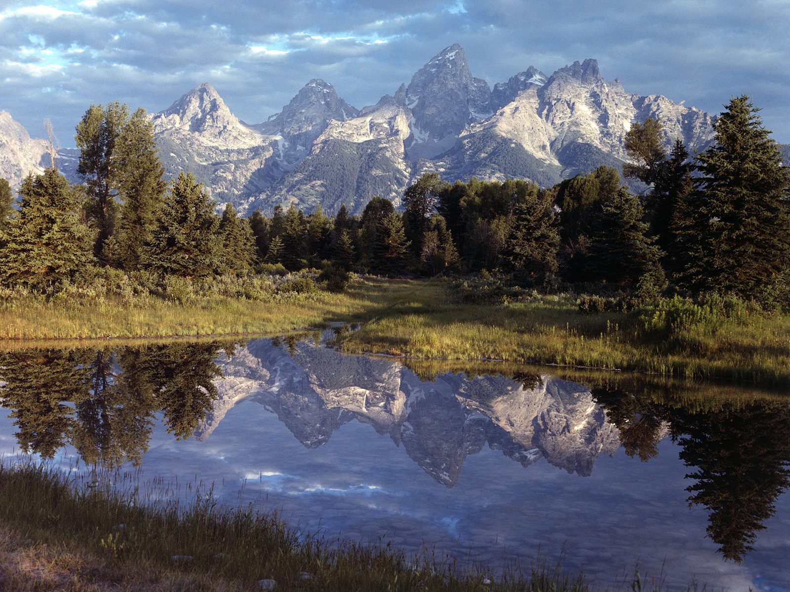 Grand Teton Mountains reflected in a calm lake HD Wallpaper