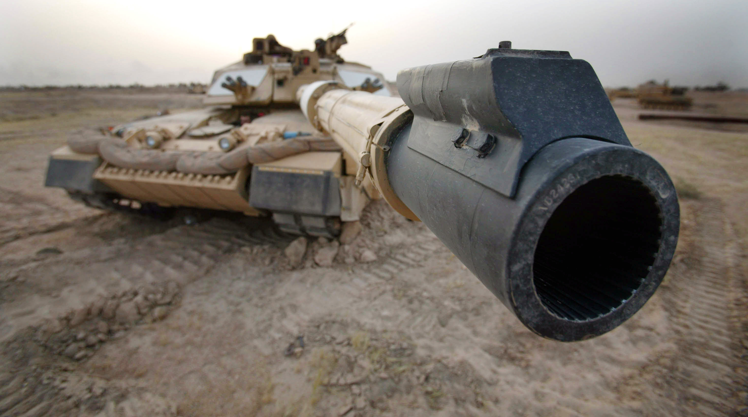 Challenger 2 tank in desert HD Wallpaper