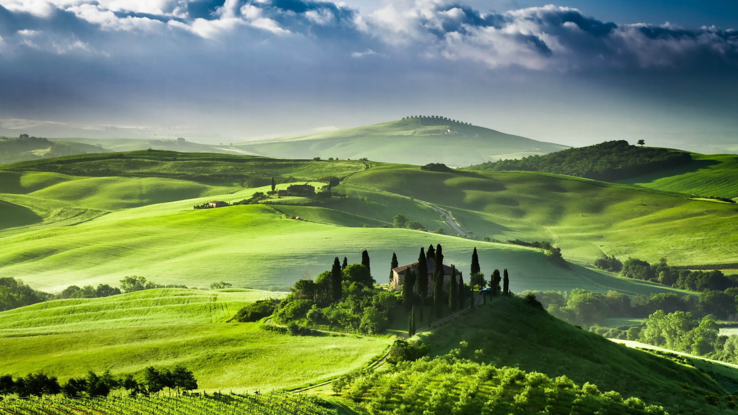 Tuscan landscape with rolling green hills and a villa HD Wallpaper