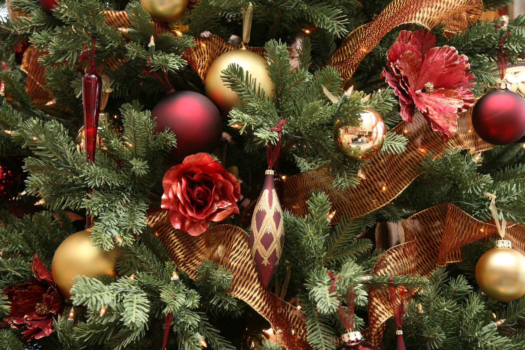 Christmas tree with red and gold ornaments HD Wallpaper