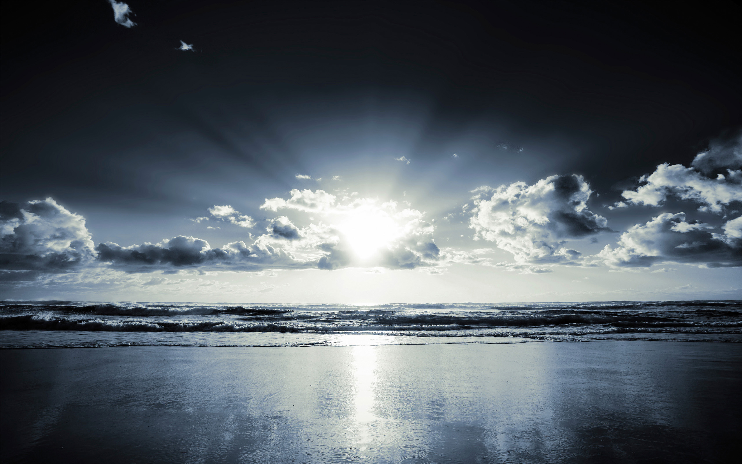 Sunbeams over the ocean horizon HD Wallpaper