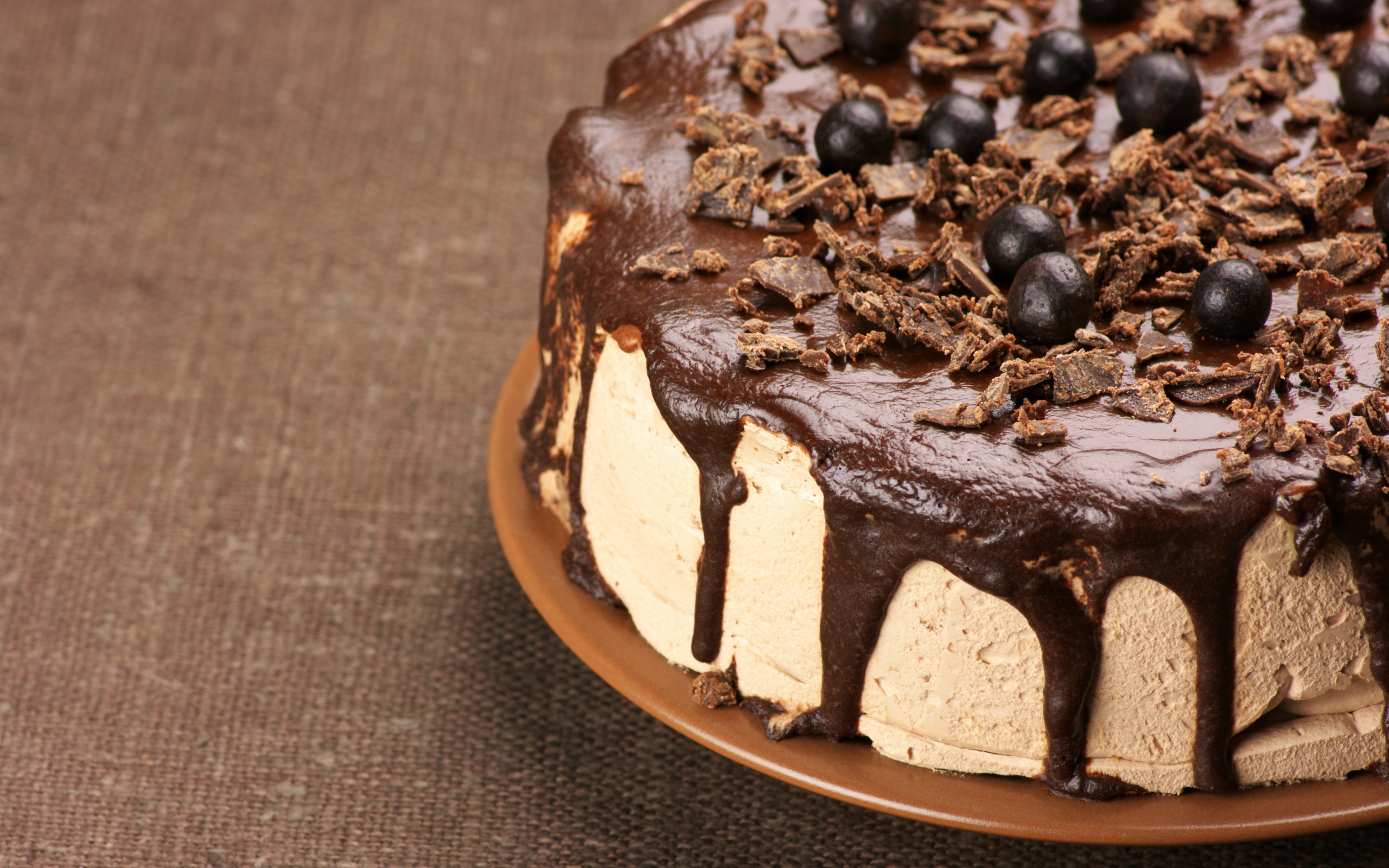 Chocolate cake with berries and chocolate shavings HD Wallpaper