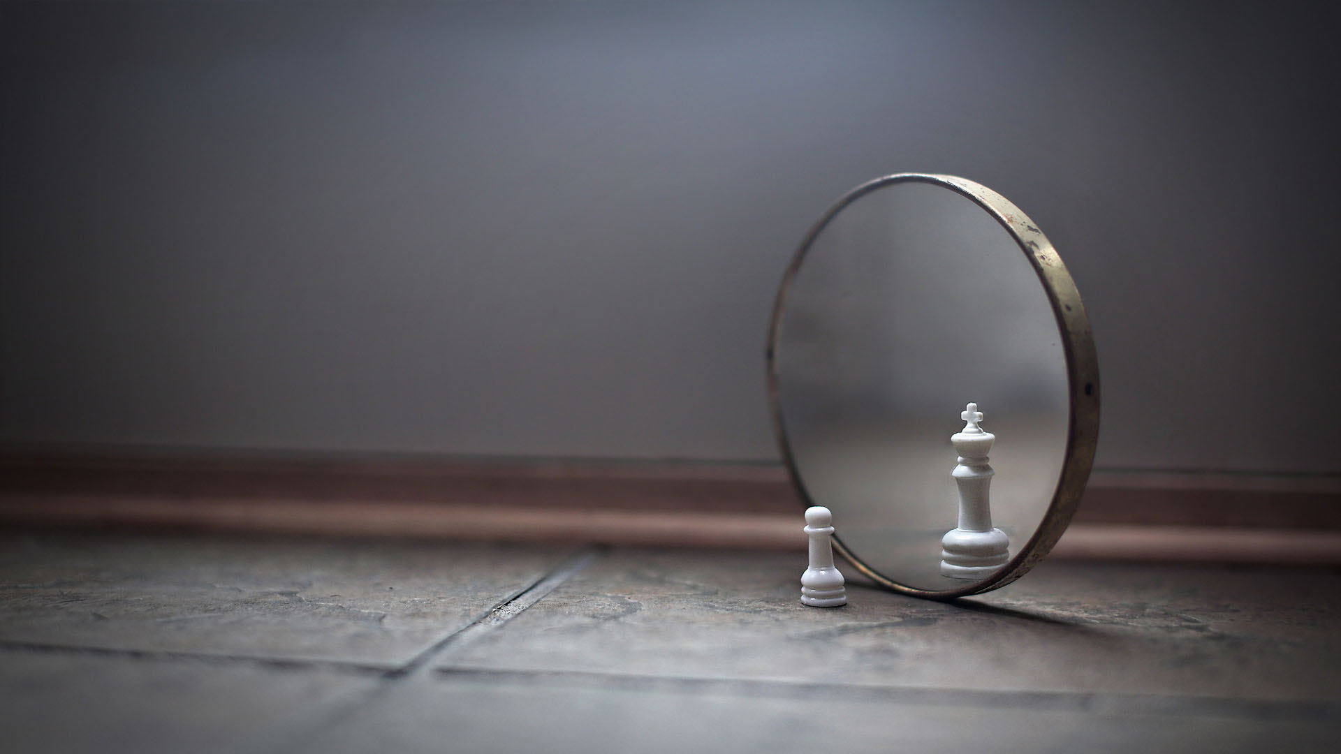 Chess pawn reflected as king in mirror HD Wallpaper