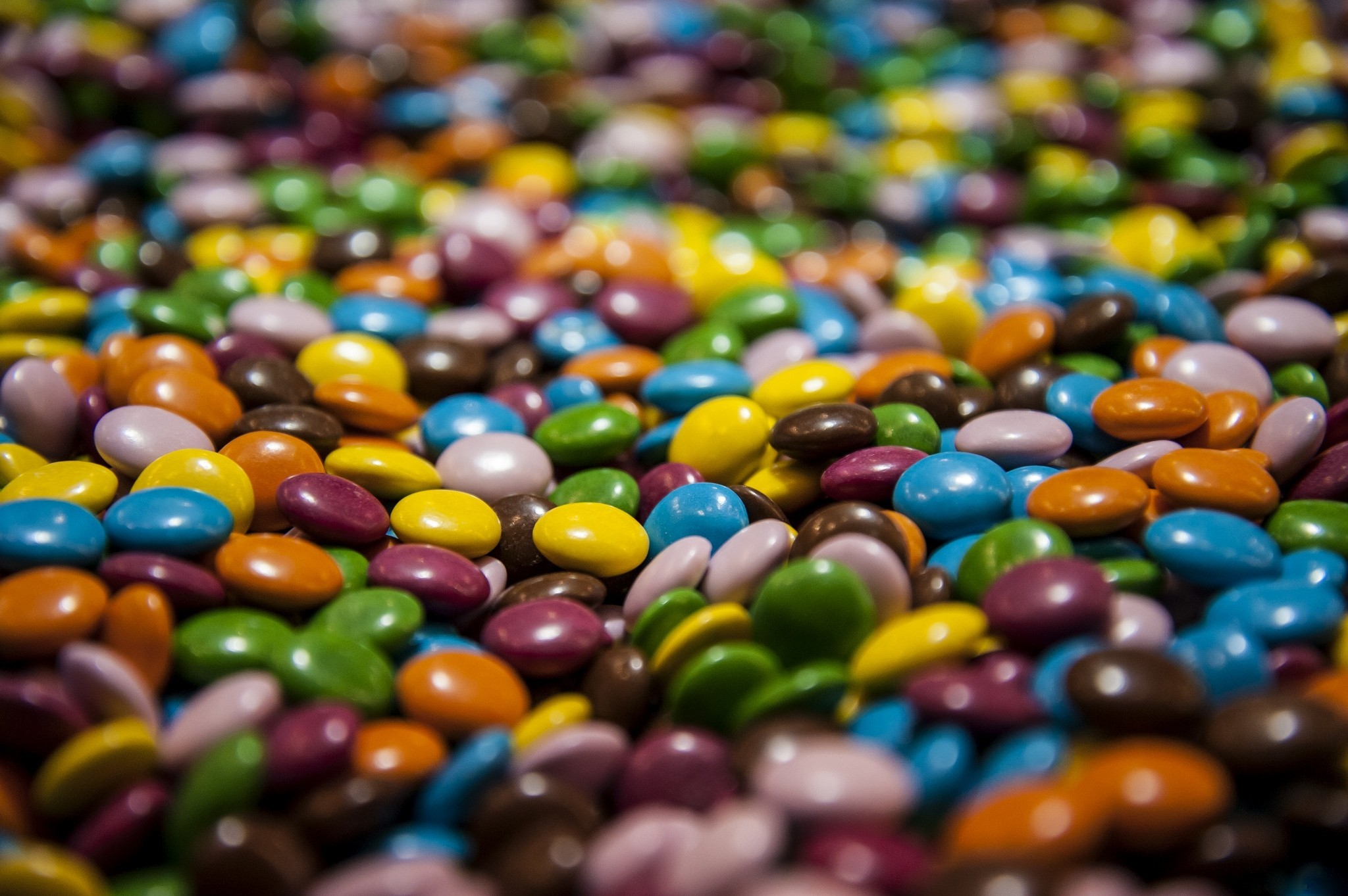 Pile of colorful chocolate candies HD Wallpaper