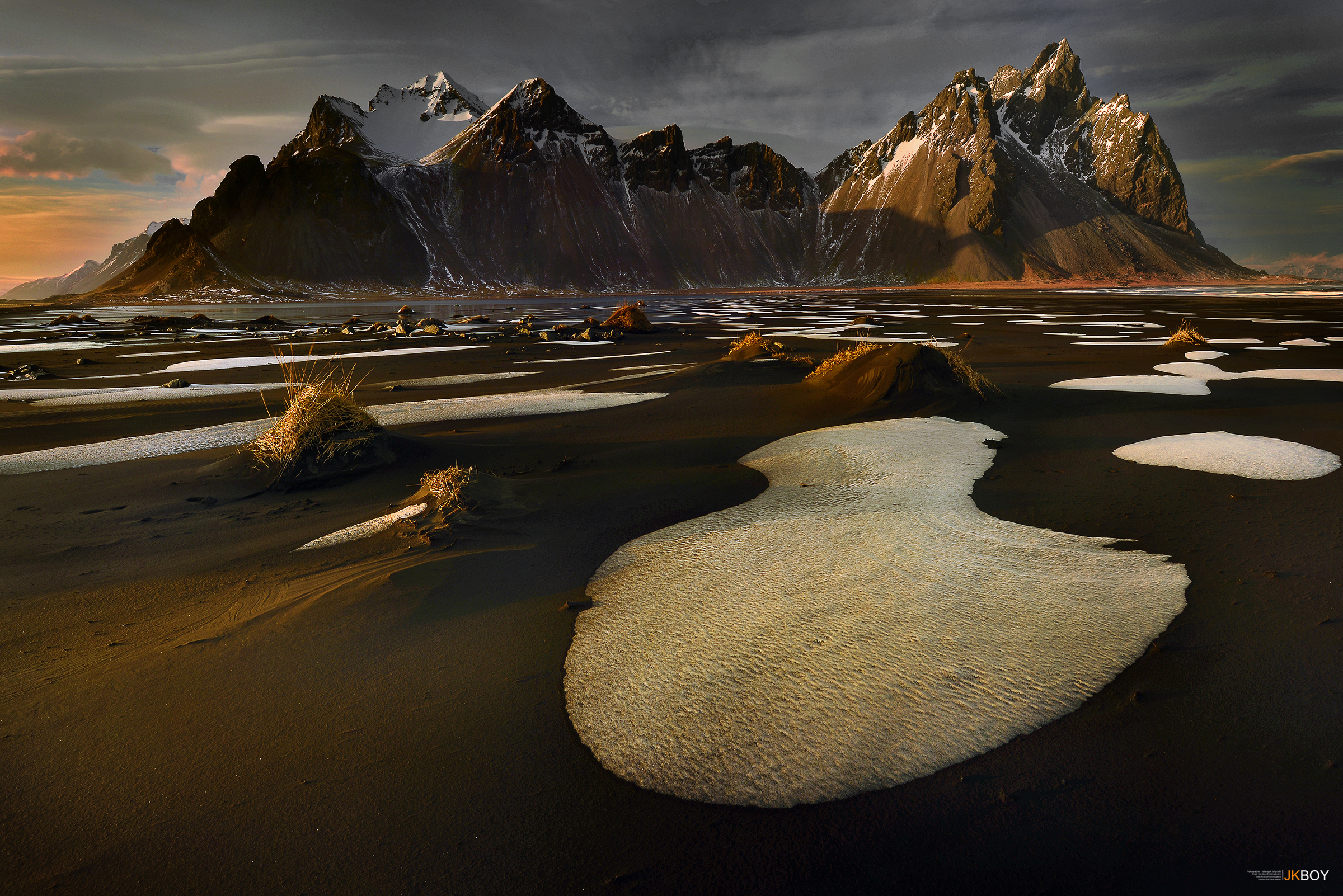 Mountains and black sand beach in Iceland HD Wallpaper
