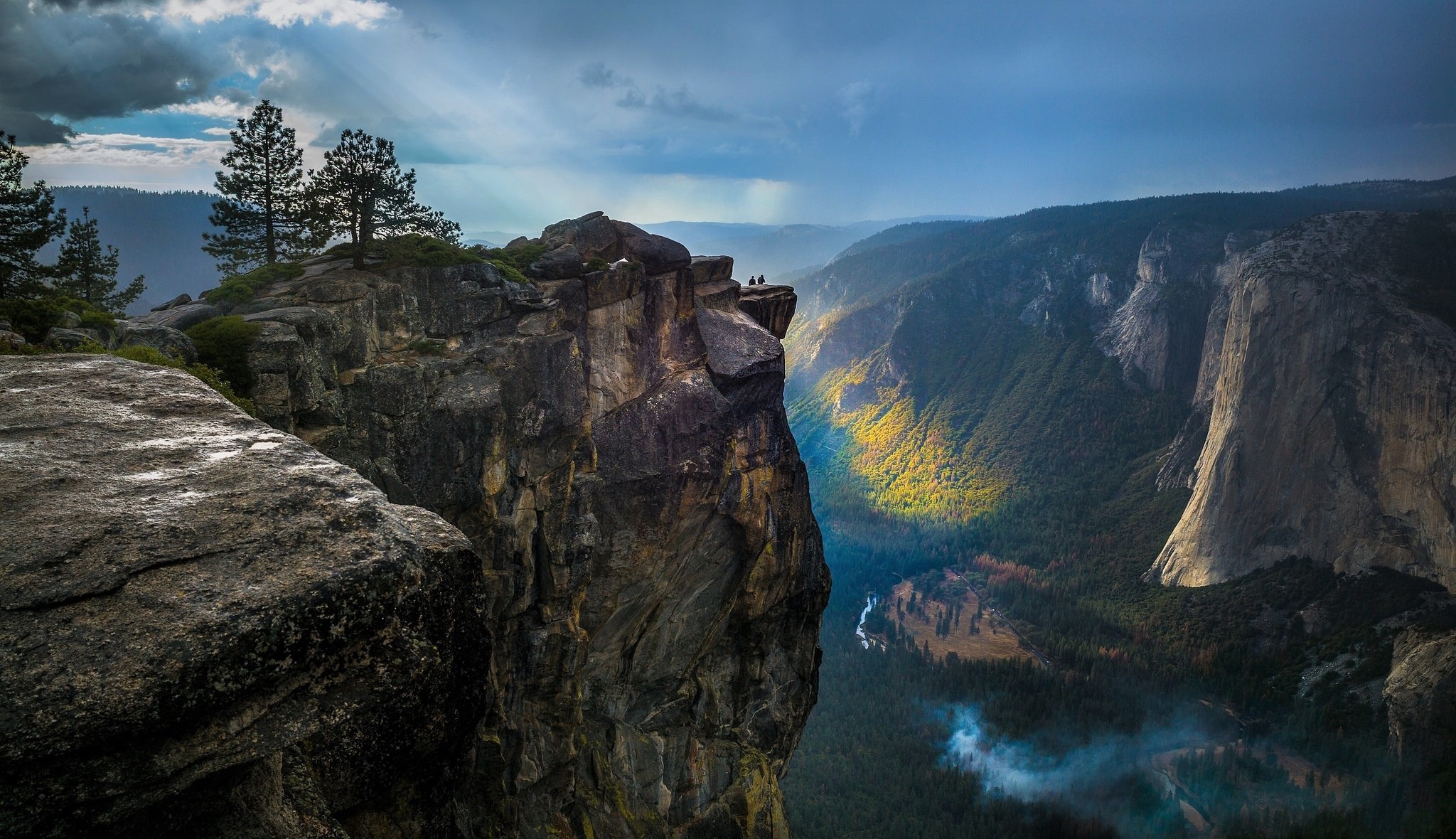 People on cliff overlooking Yosemite Valley HD Wallpaper