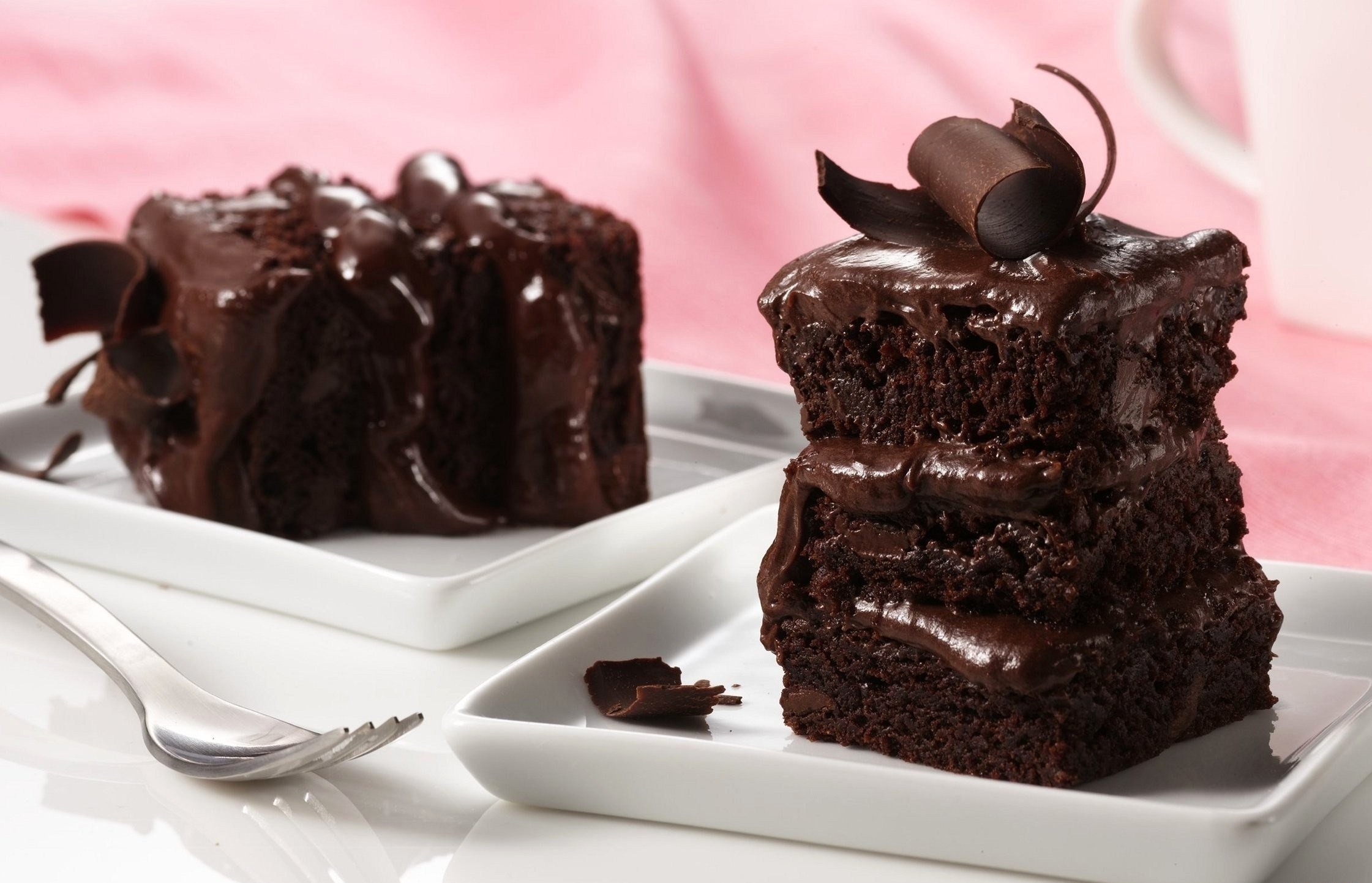Two slices of chocolate cake with frosting HD Wallpaper
