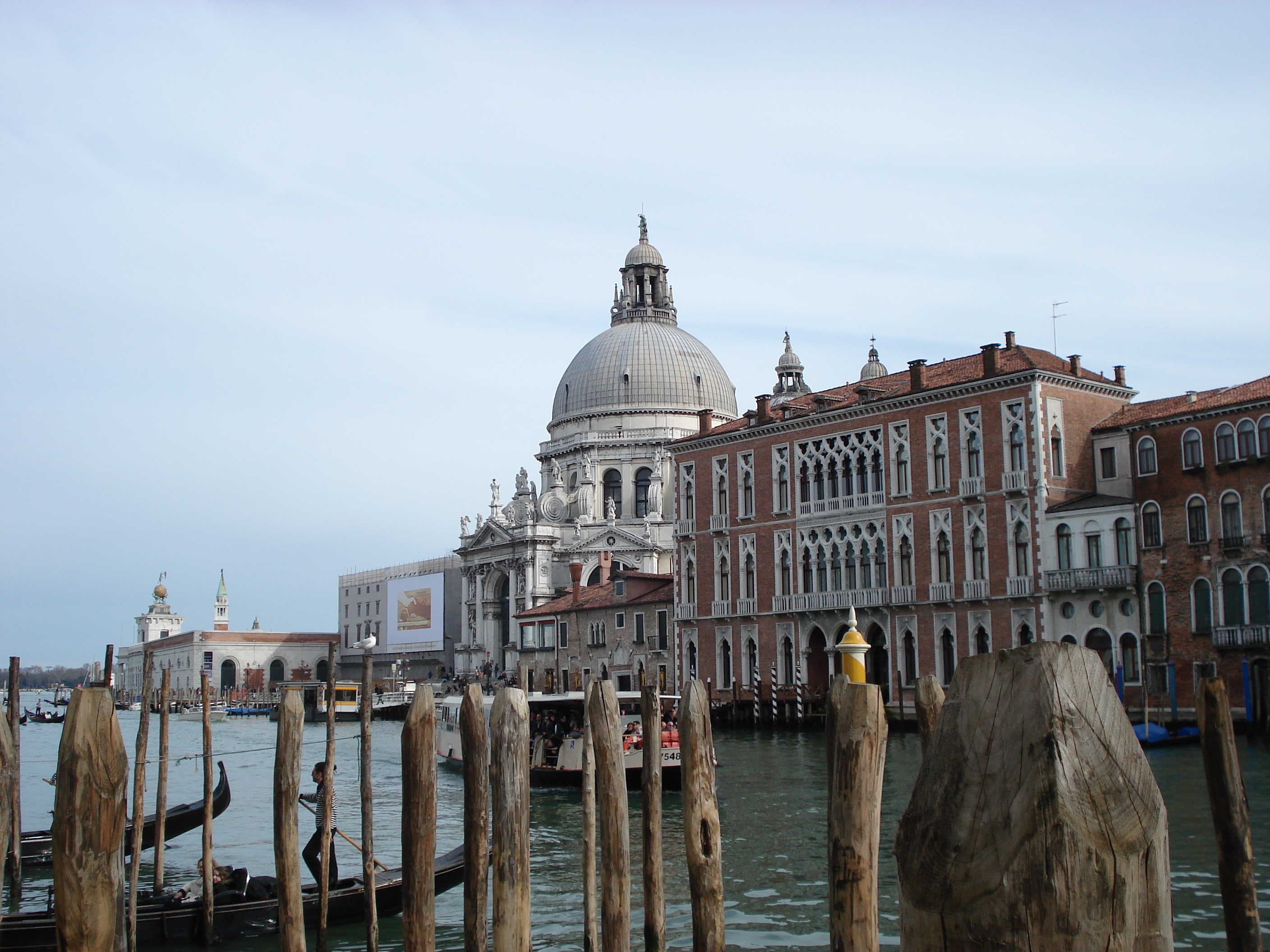 Venice canal with Basilica di Santa Maria della Salute HD Wallpaper