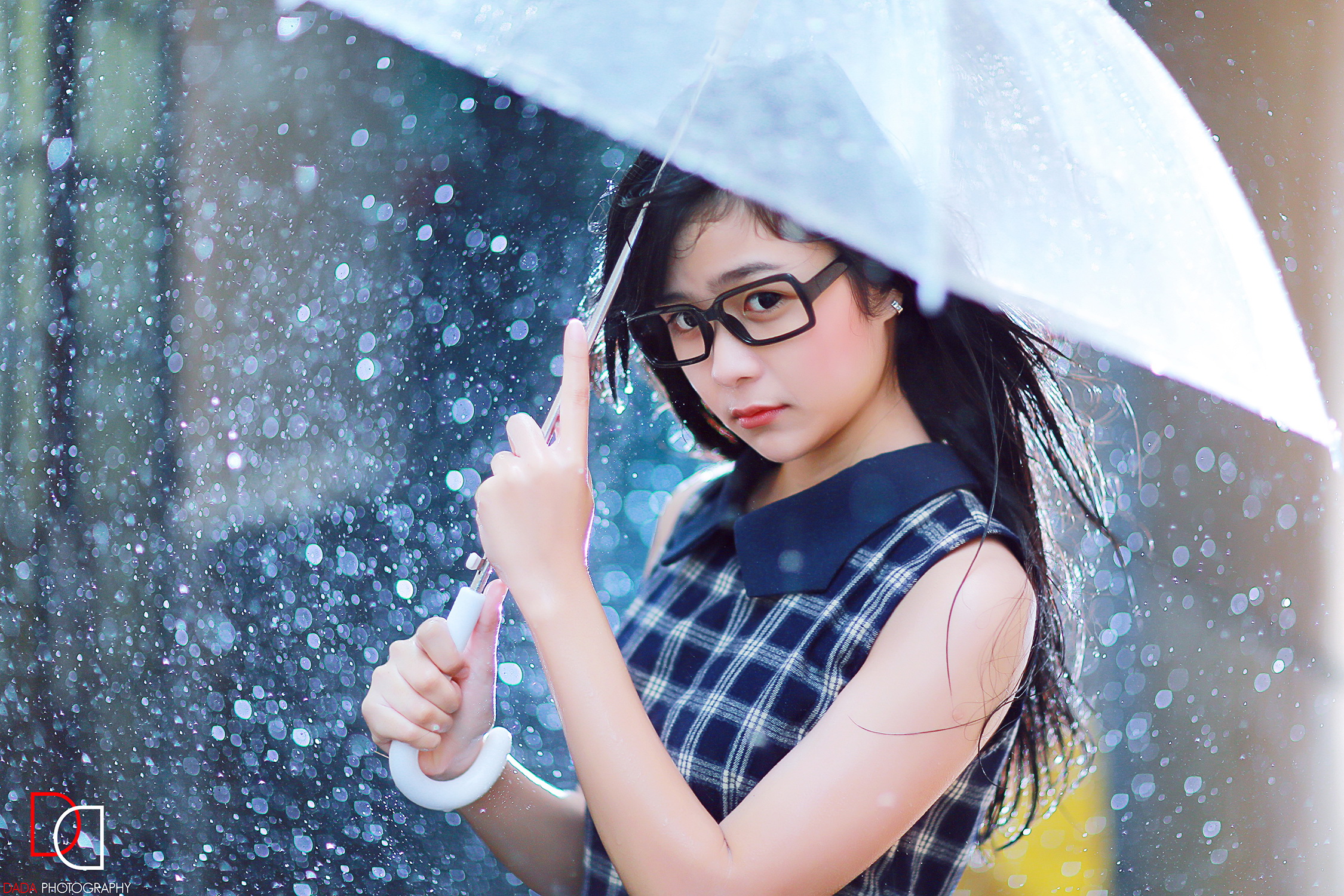 Young Asian woman holding an umbrella in the rain HD Wallpaper