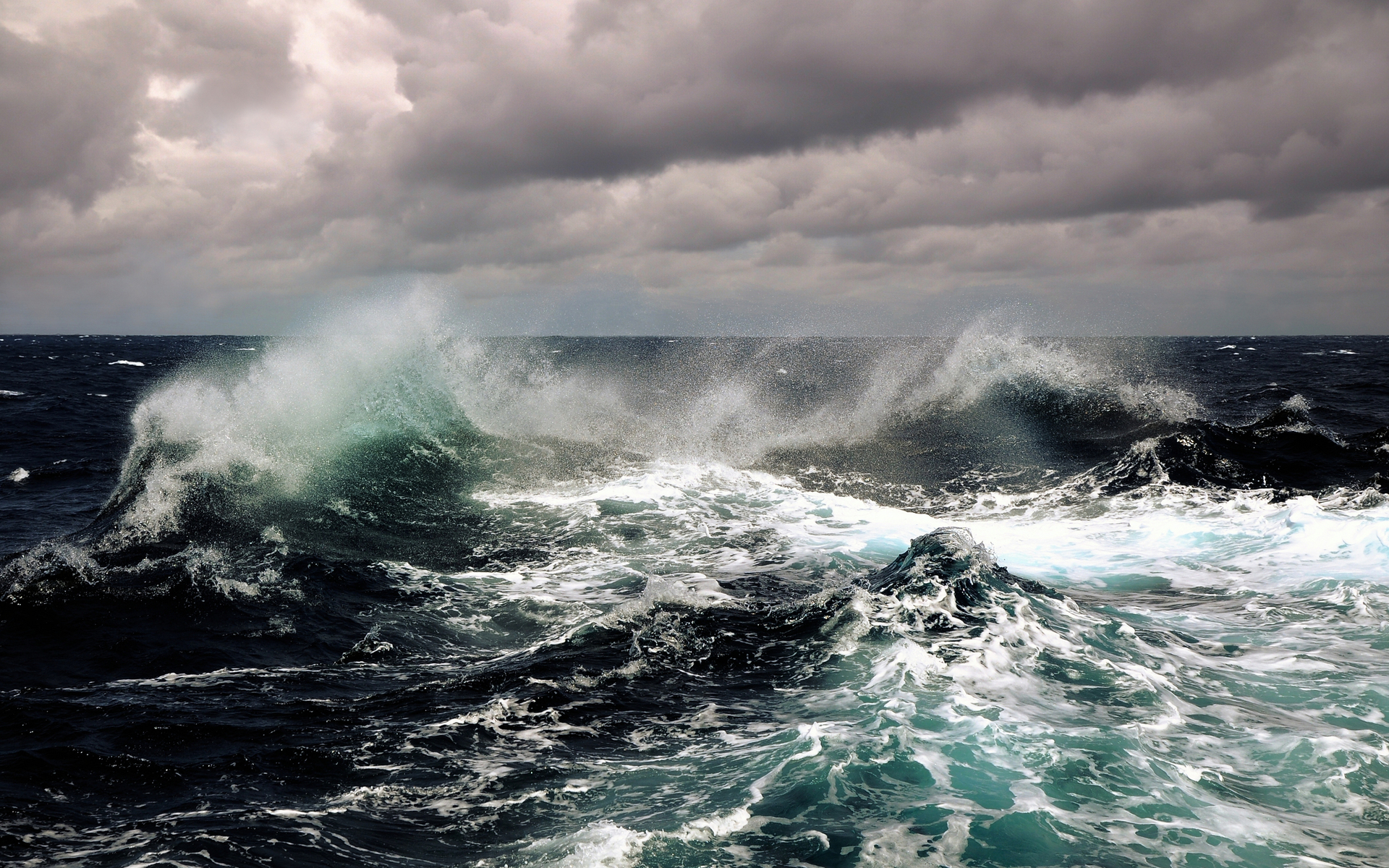 Stormy Ocean with Crashing Waves HD Wallpaper
