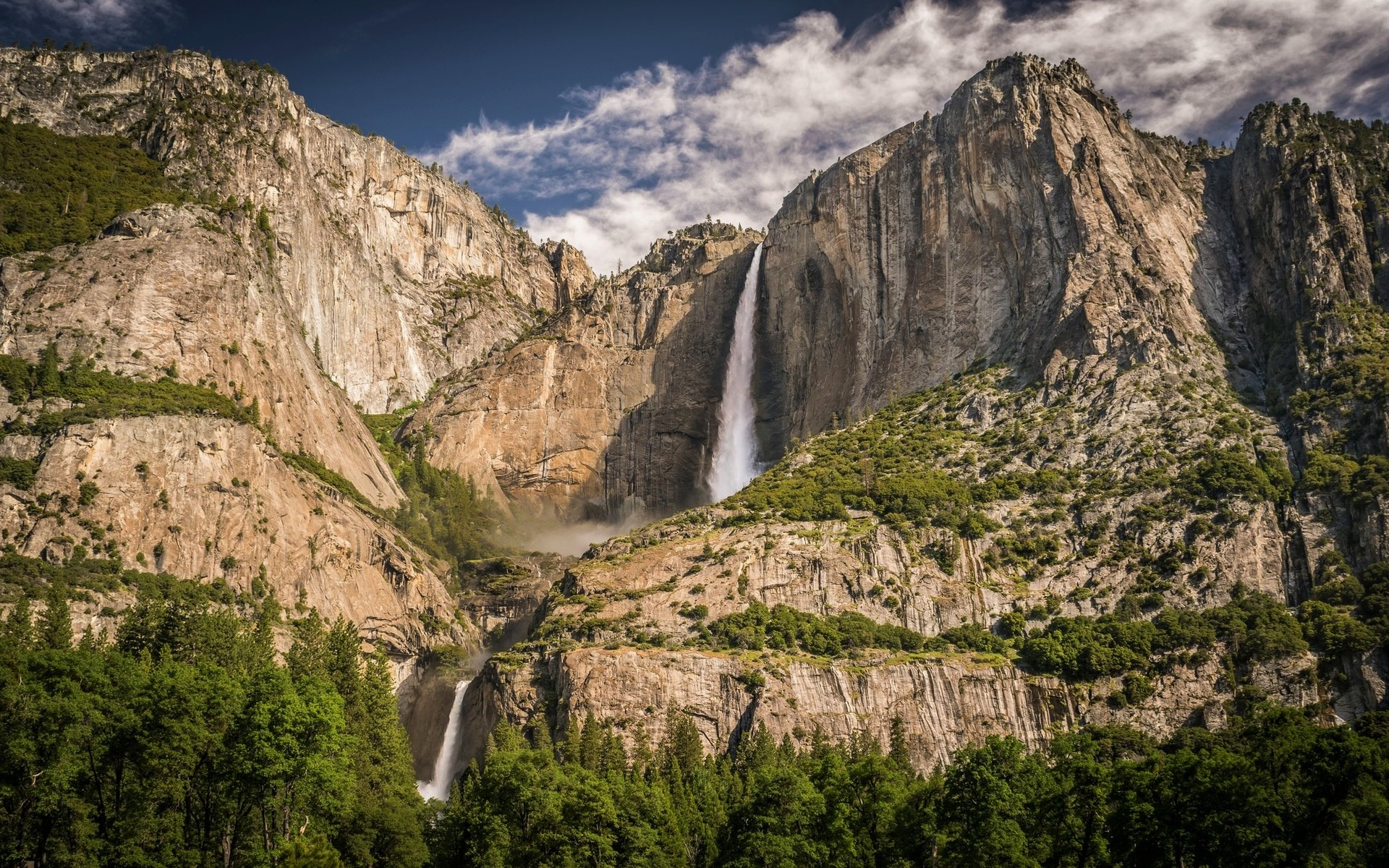 Yosemite Falls in Yosemite National Park HD Wallpaper