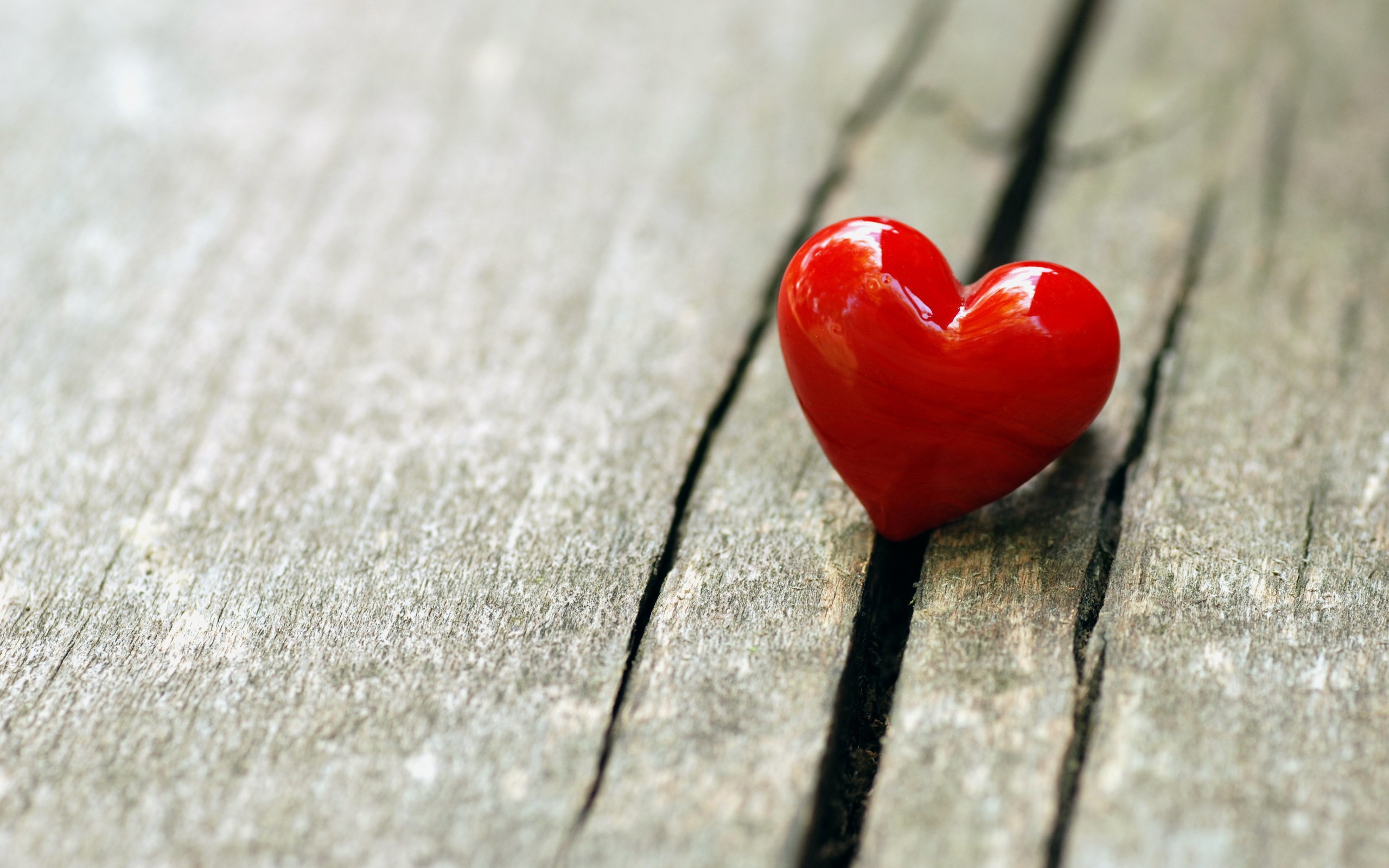 Red heart on wooden planks HD Wallpaper