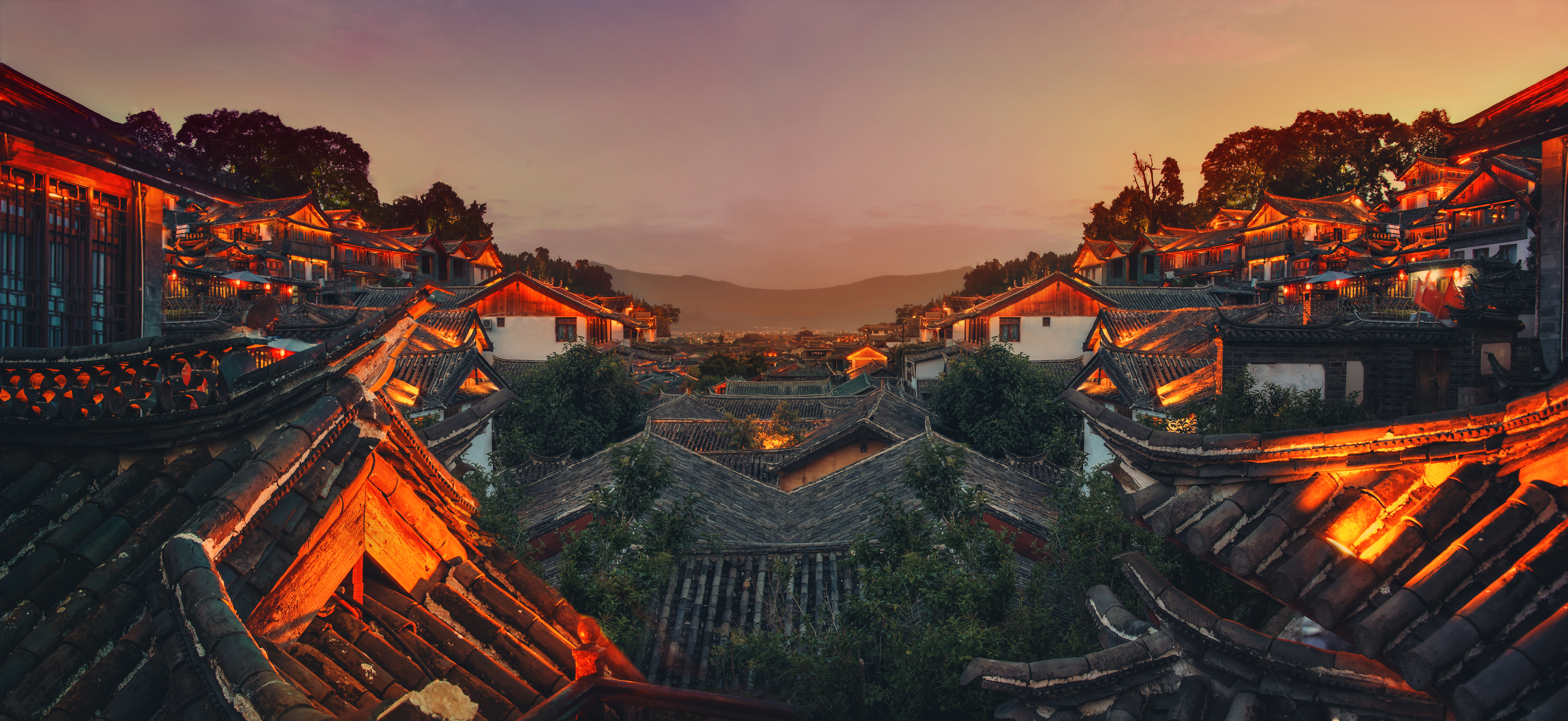Night view of traditional Chinese village rooftops in Lijiang, Yunnan HD Wallpaper