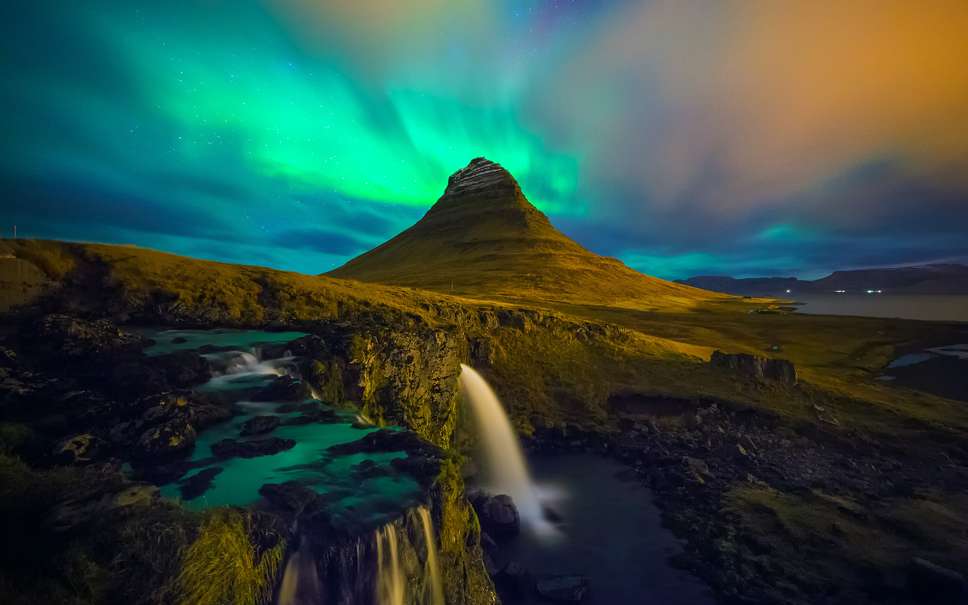 Kirkjufell Mountain and Aurora Borealis in Iceland HD Wallpaper