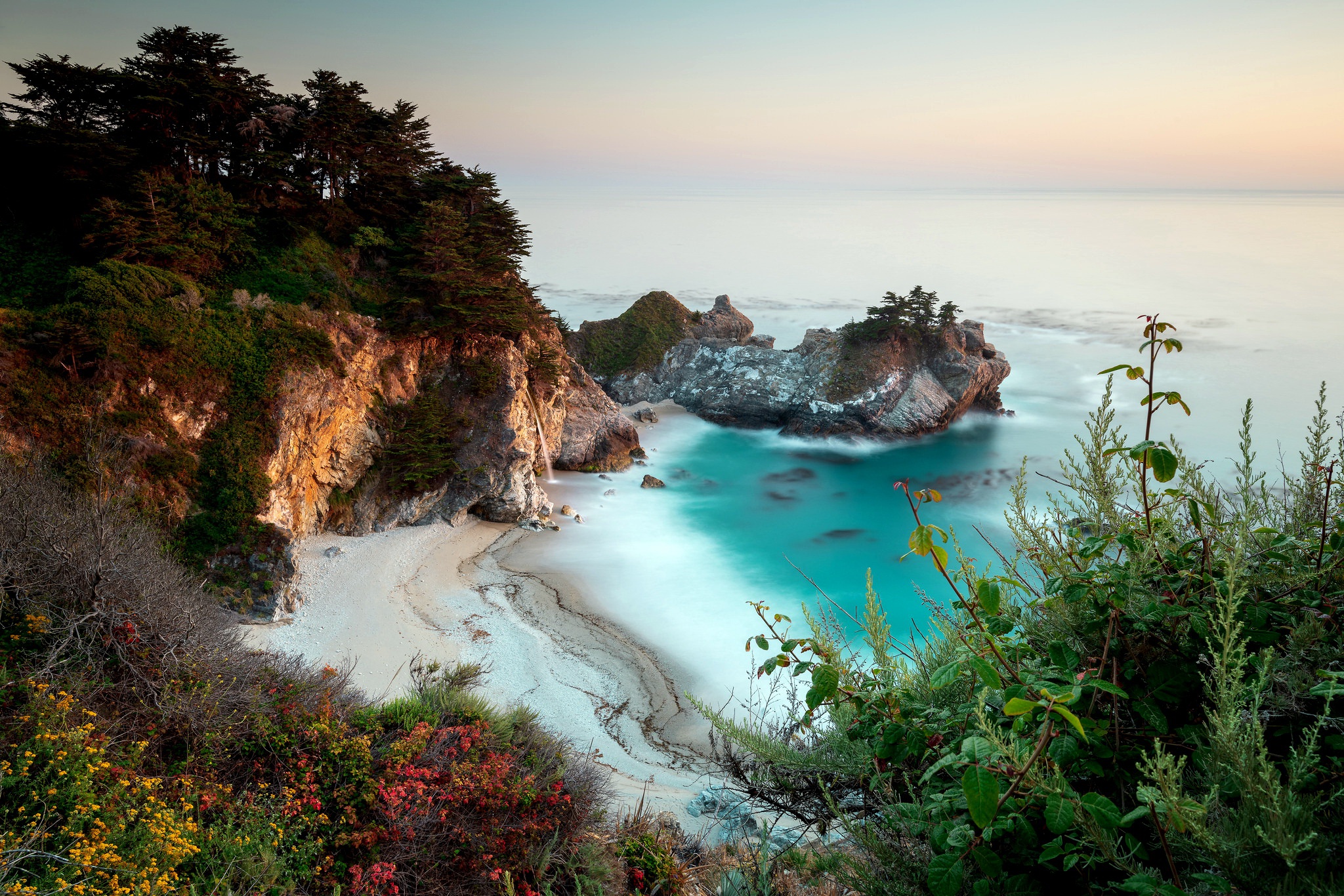 McWay Falls at Julia Pfeiffer Burns State Park, Big Sur HD Wallpaper