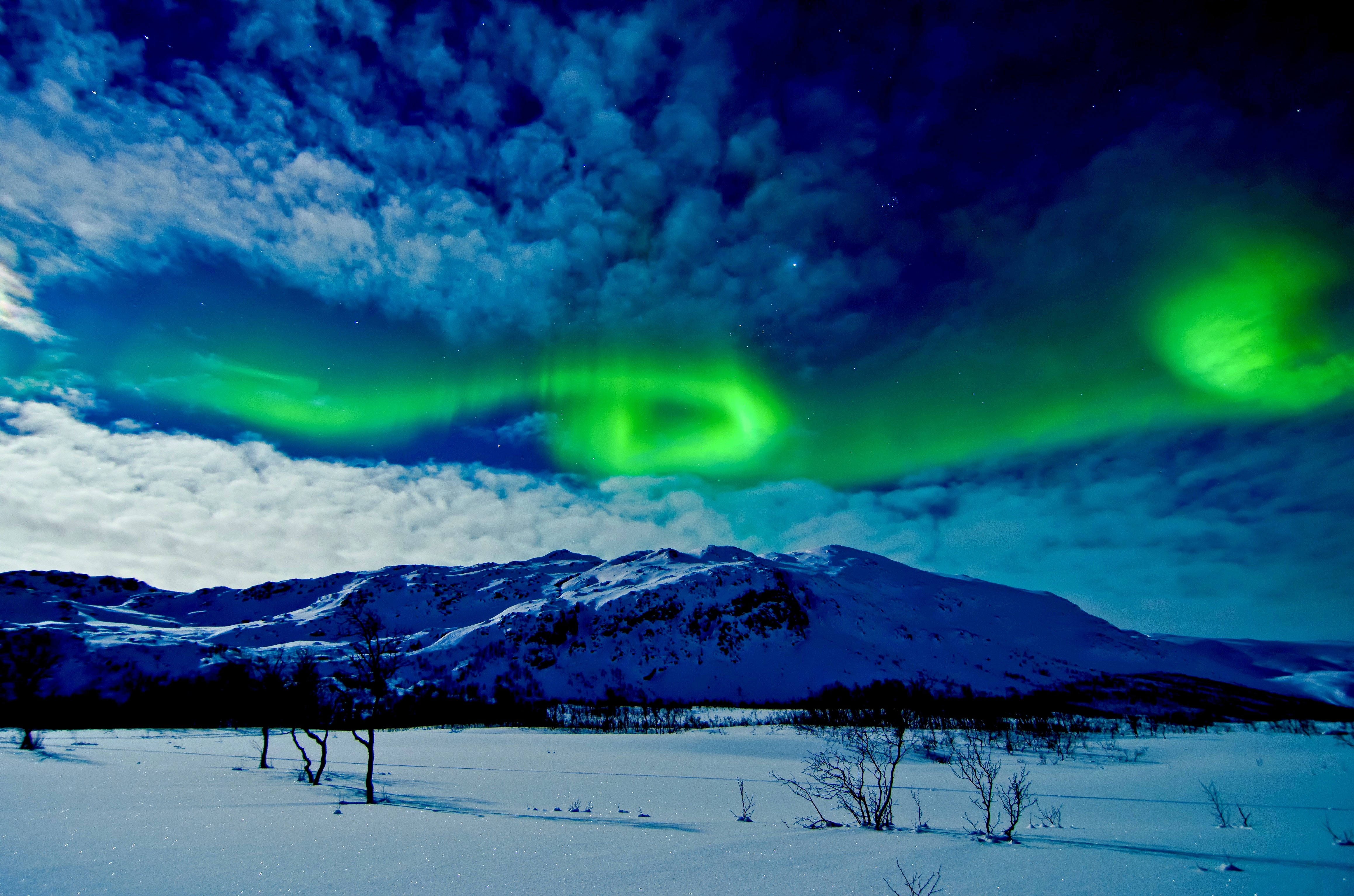 Aurora Borealis over snow-covered mountains HD Wallpaper