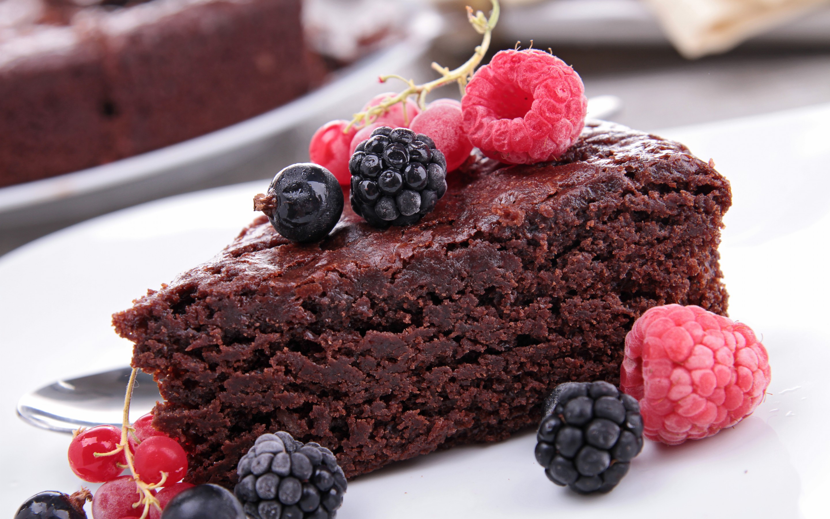 Chocolate cake slice with berries HD Wallpaper