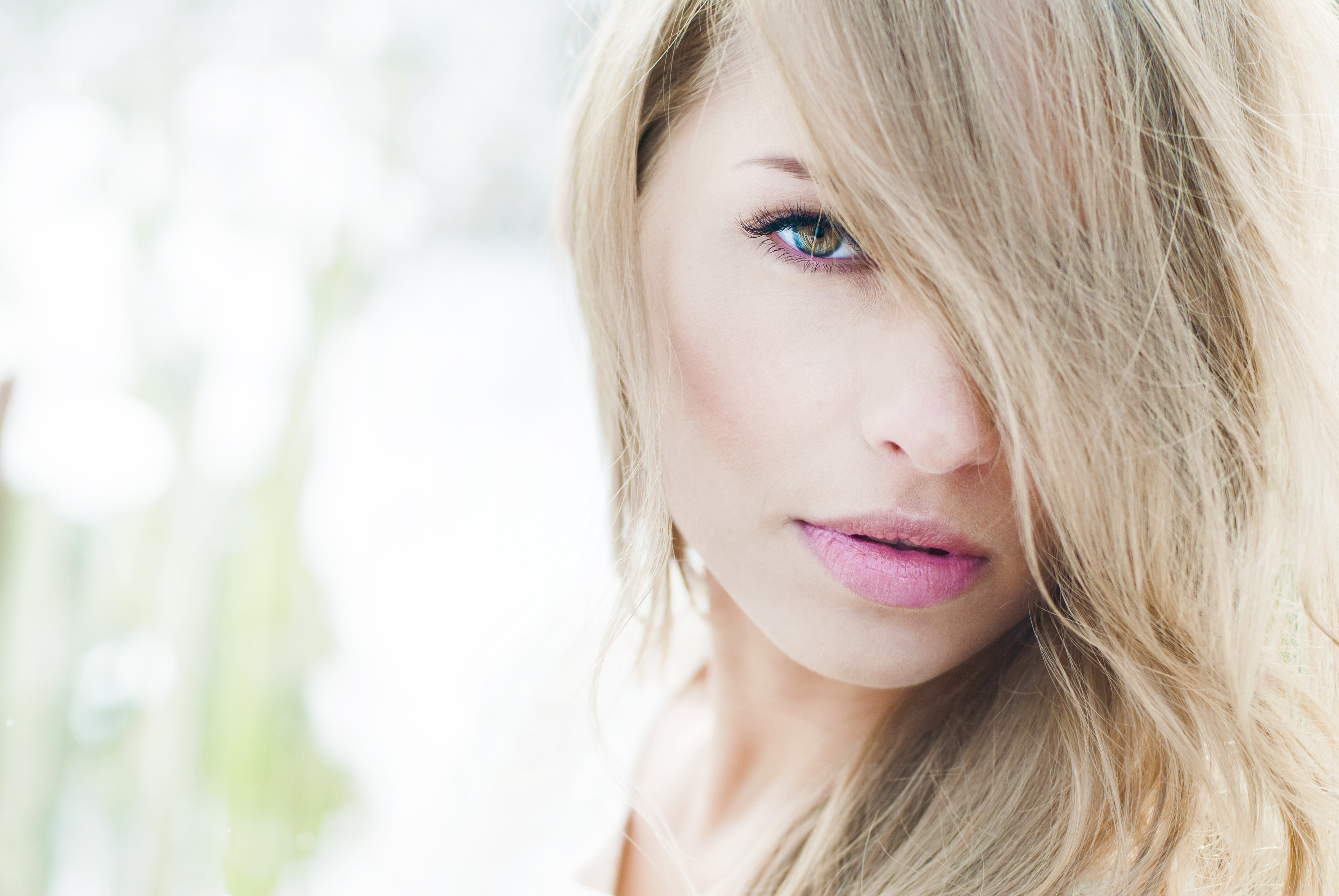 Beautiful blonde girl with pink lips HD Wallpaper