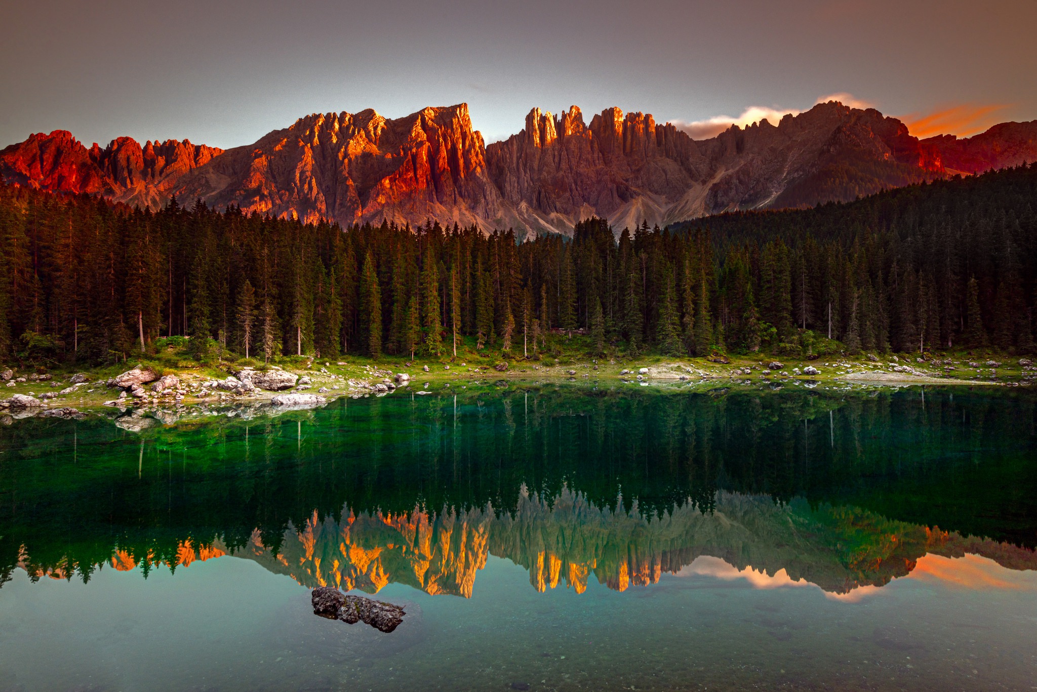 Lake reflection of forest and mountains at sunset HD Wallpaper