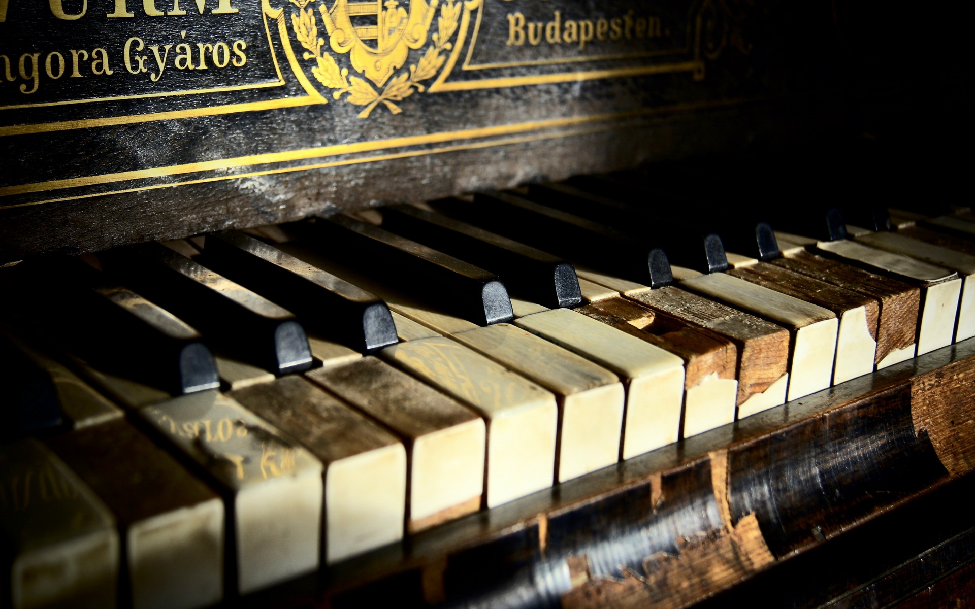 Antique Piano with Damaged Keys in Budapest HD Wallpaper