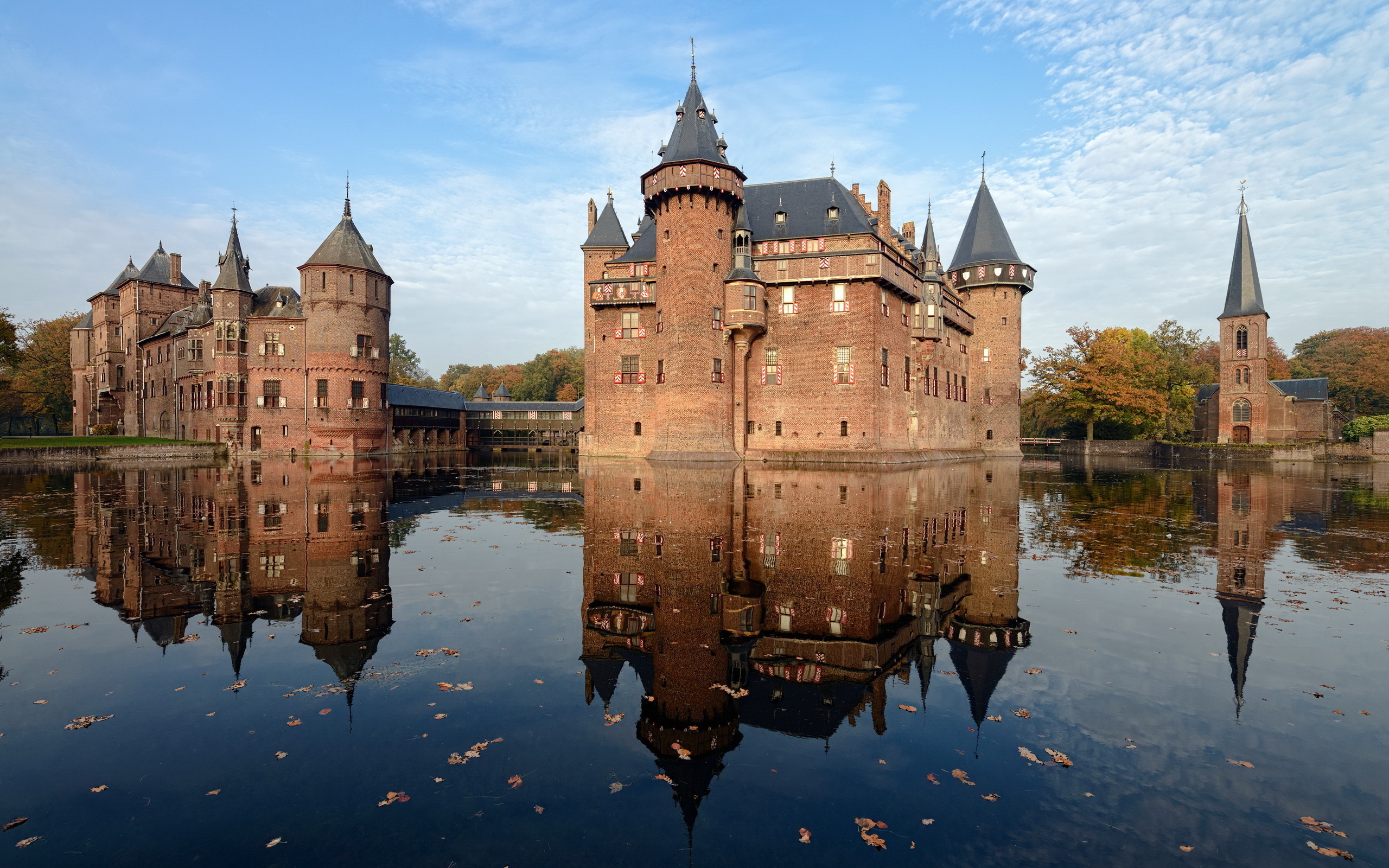 De Haar Castle reflected in the moat HD Wallpaper