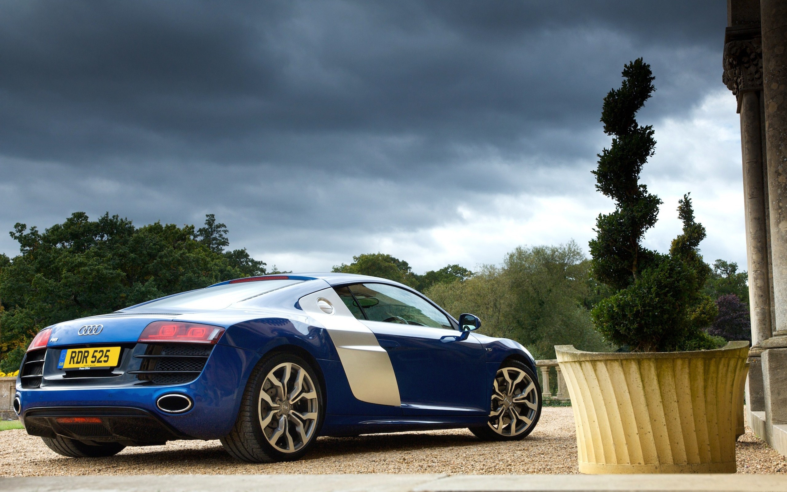 Blue Audi R8 parked outdoors HD Wallpaper
