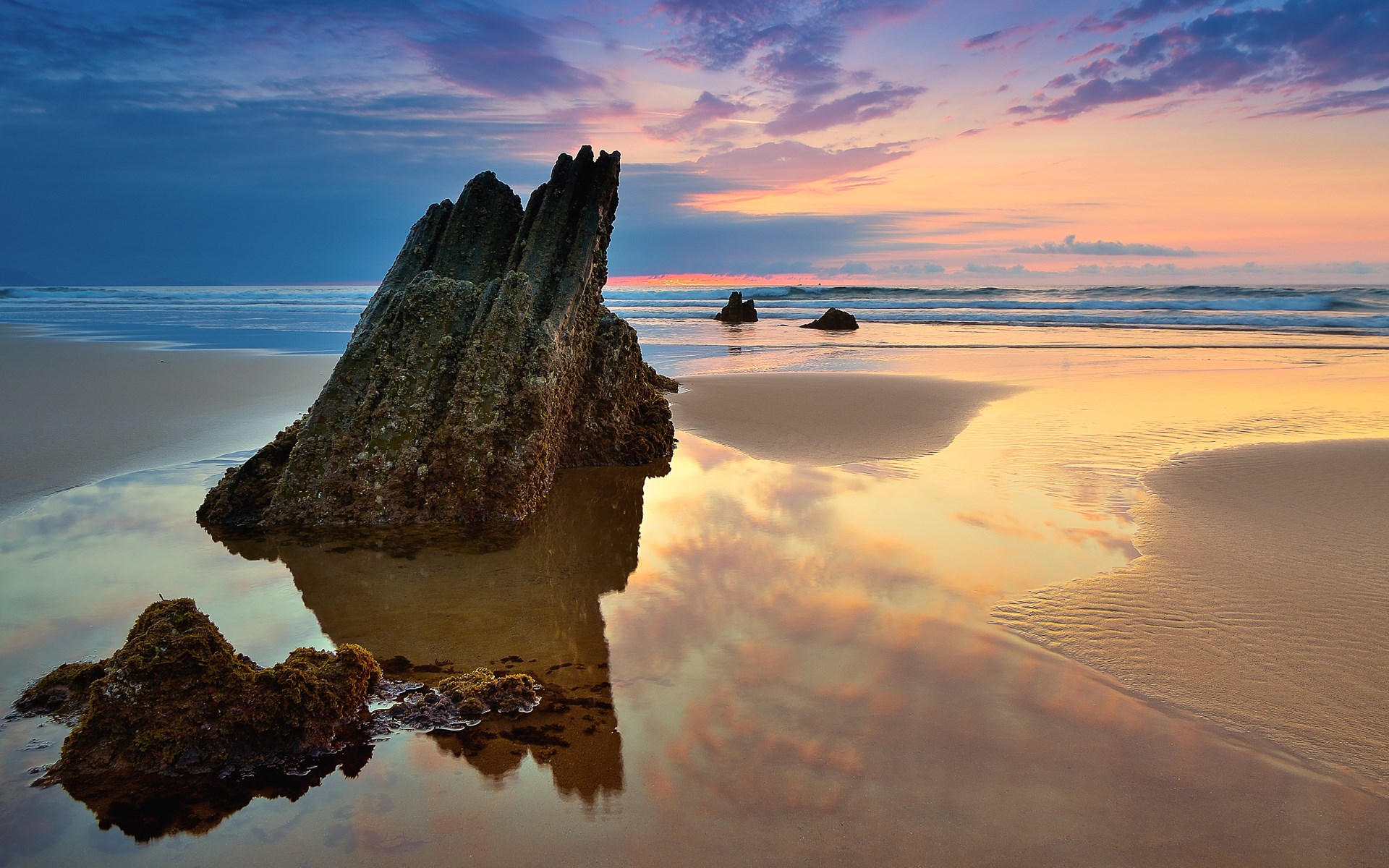 Rocky beach at sunset with ocean waves HD Wallpaper