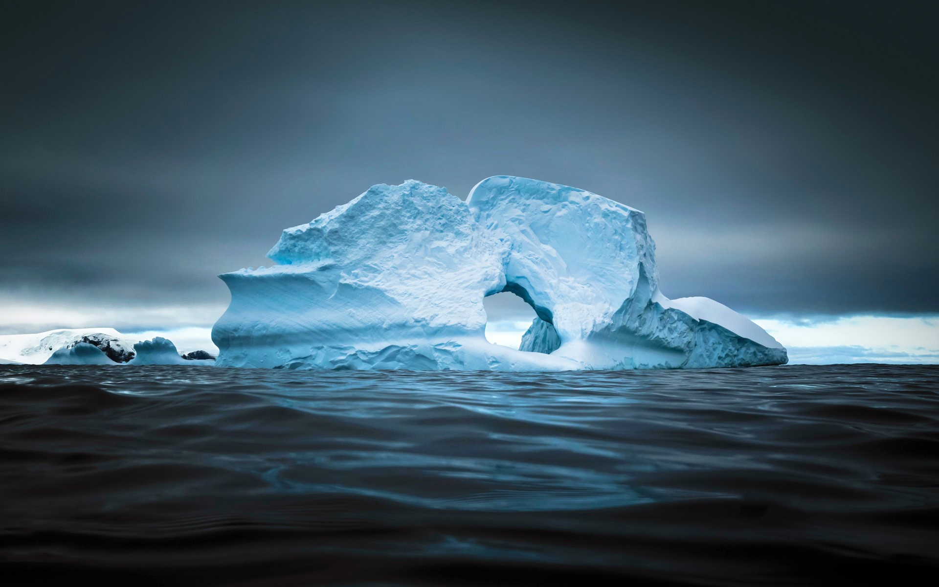 Iceberg with an arch in the ocean HD Wallpaper