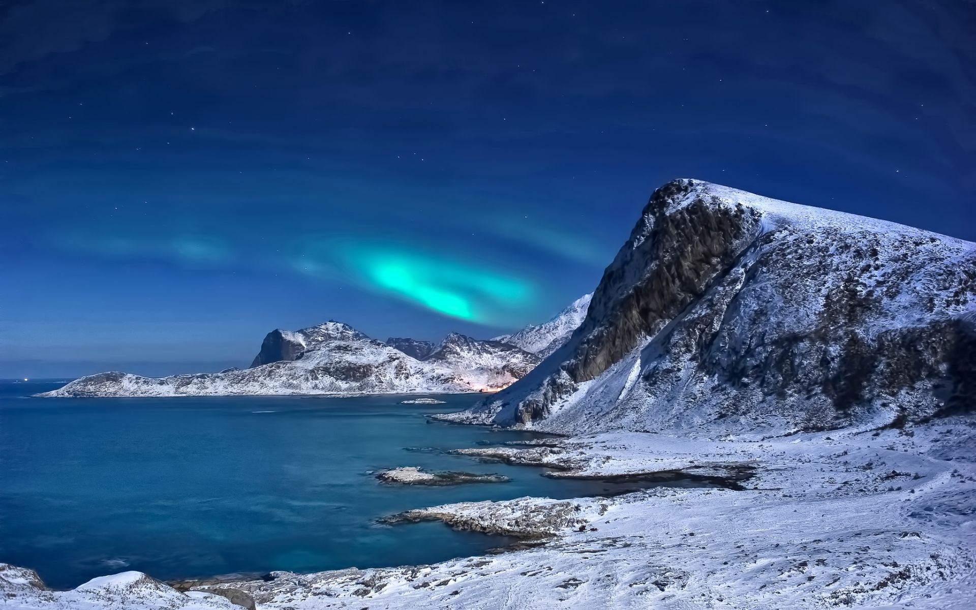 Aurora Borealis over snow-covered mountains and sea HD Wallpaper