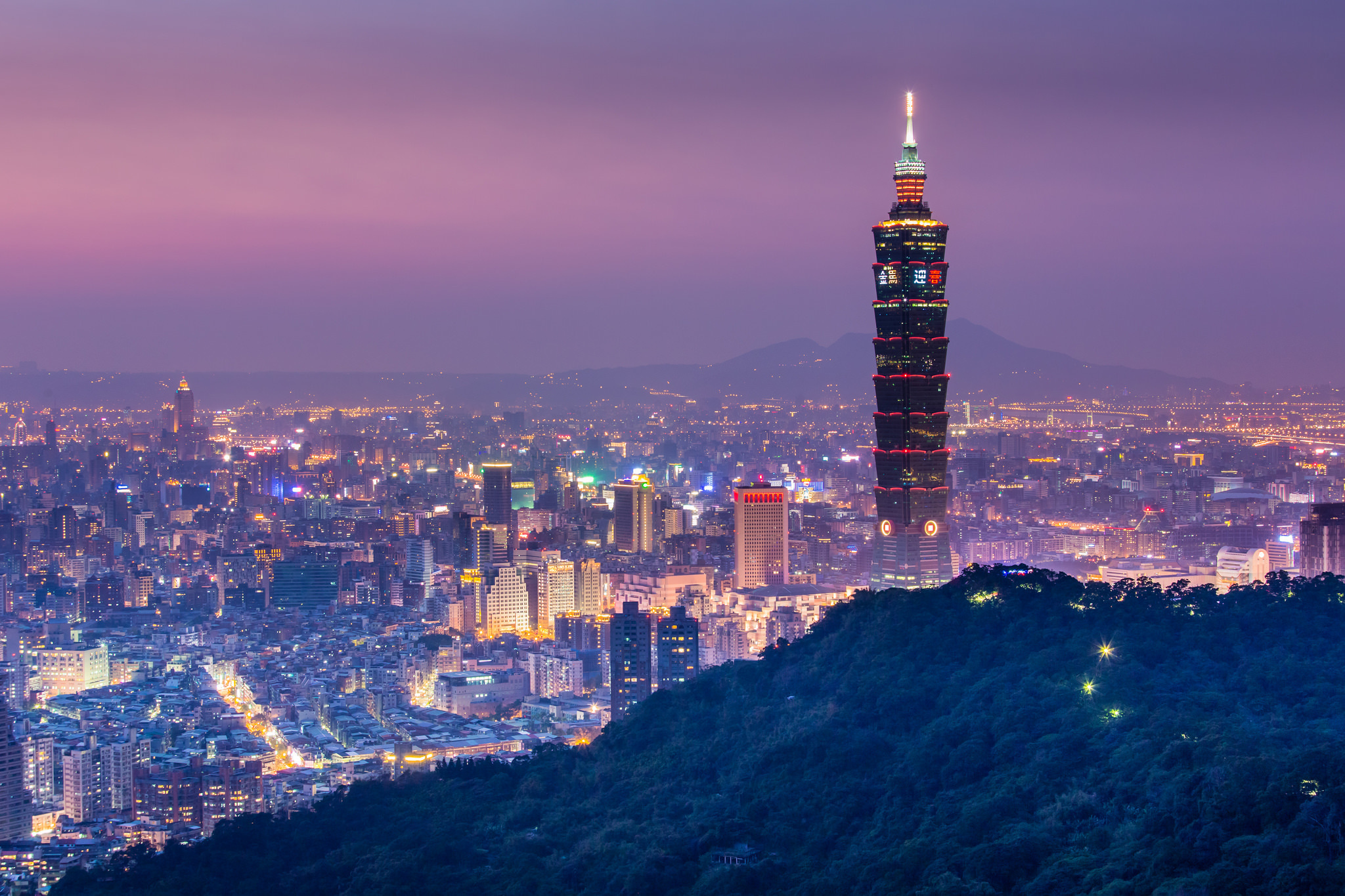 Taipei 101 skyscraper in Taipei cityscape at dusk HD Wallpaper
