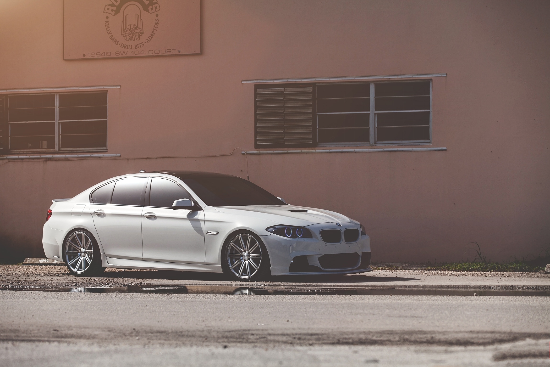 White BMW 5 Series Sedan with Black Roof HD Wallpaper
