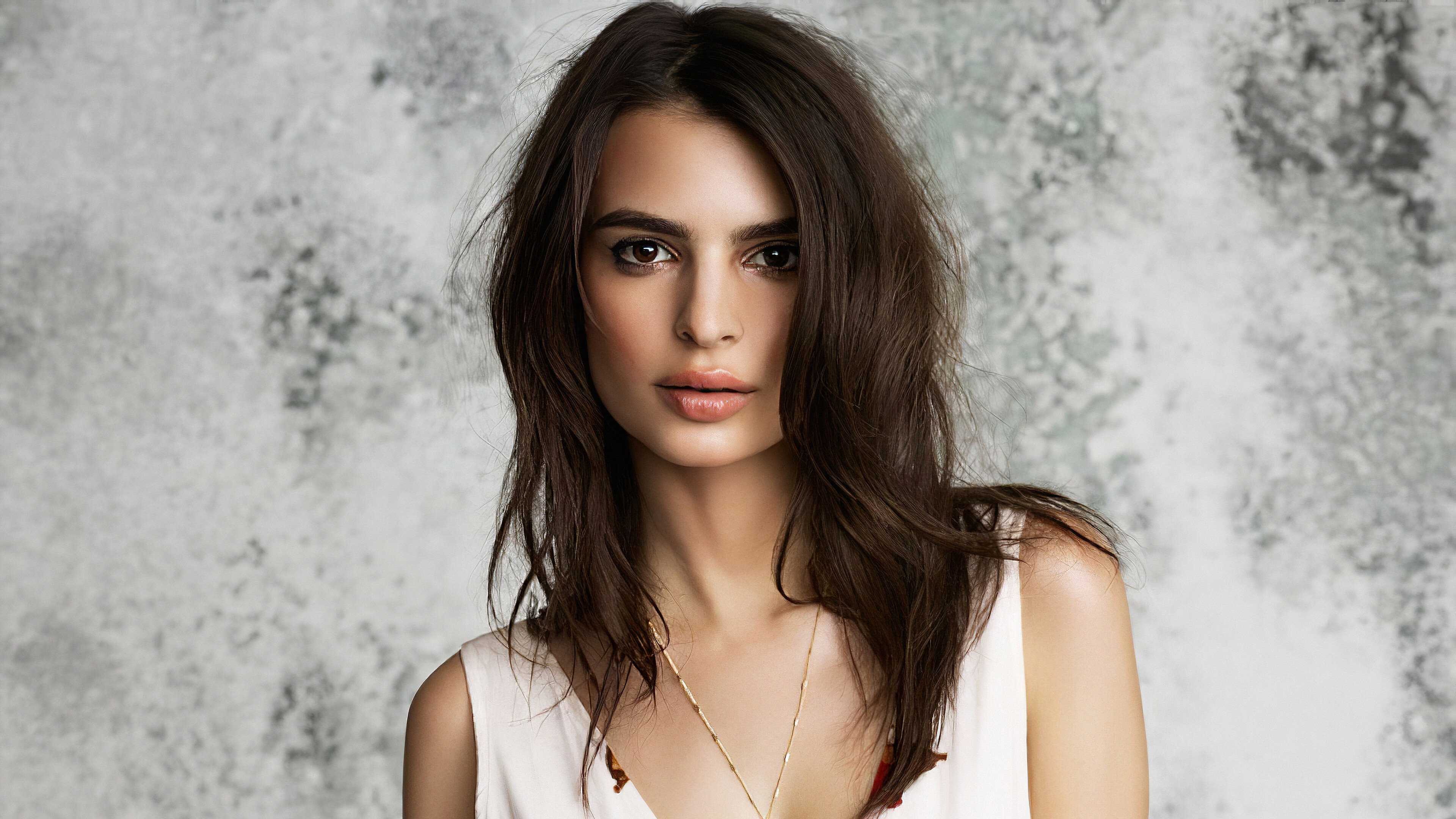 Emily Ratajkowski 4K HD Wallpaper