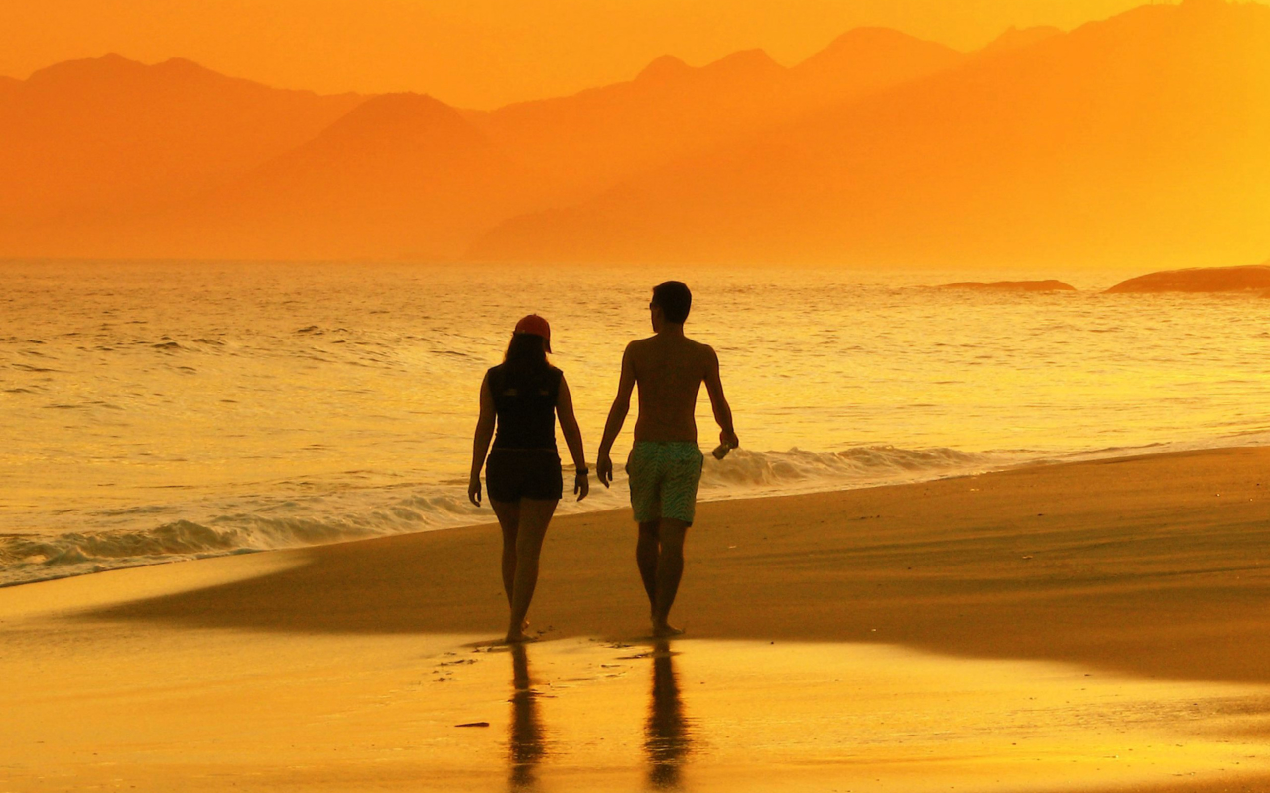 Couple walking on beach at sunset HD Wallpaper