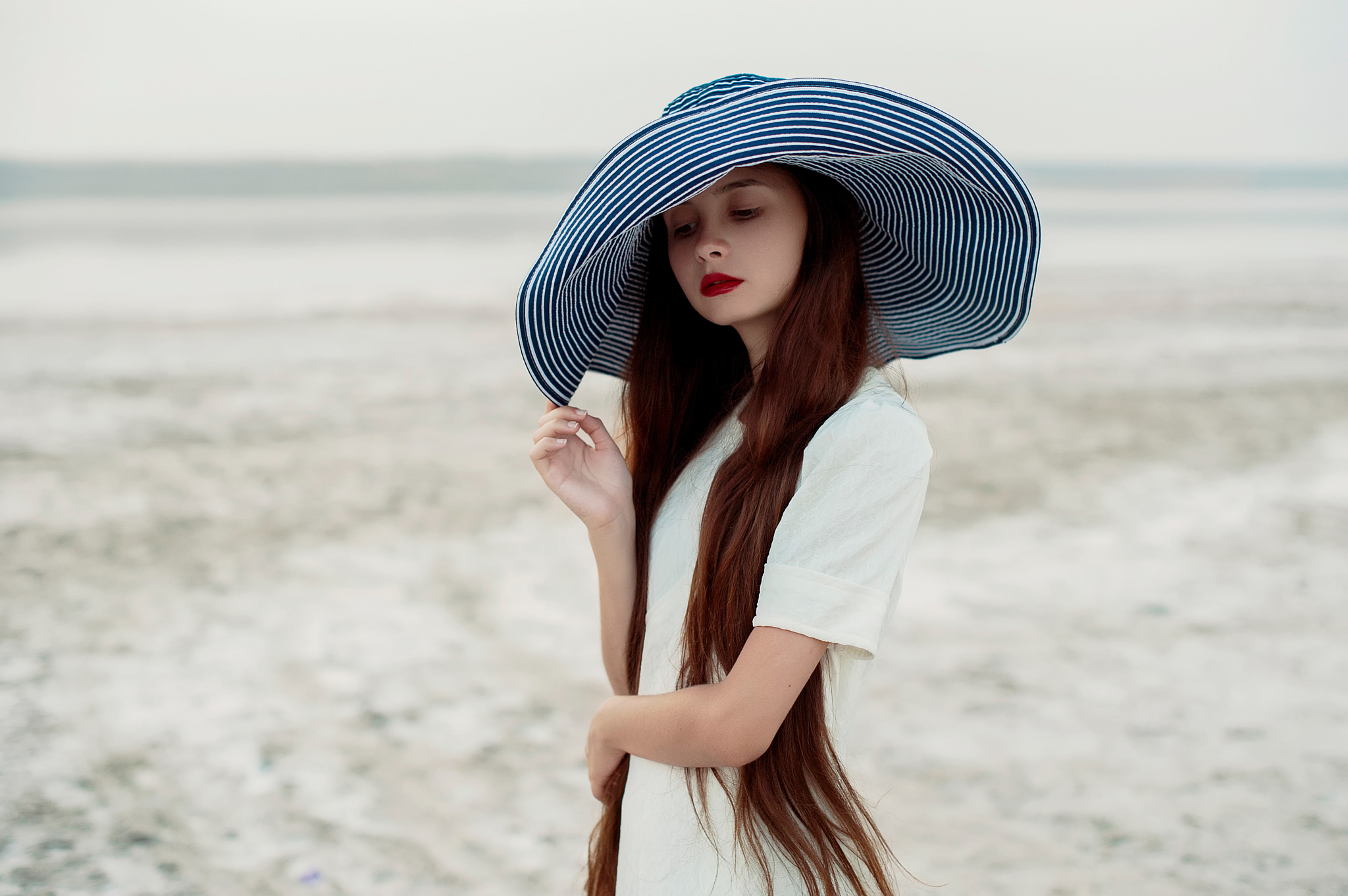 Woman in a wide-brimmed hat on a beach HD Wallpaper