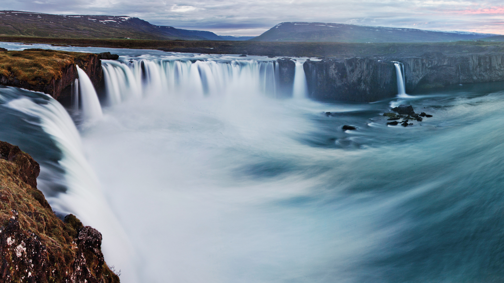Goðafoss Waterfall in Iceland HD Wallpaper