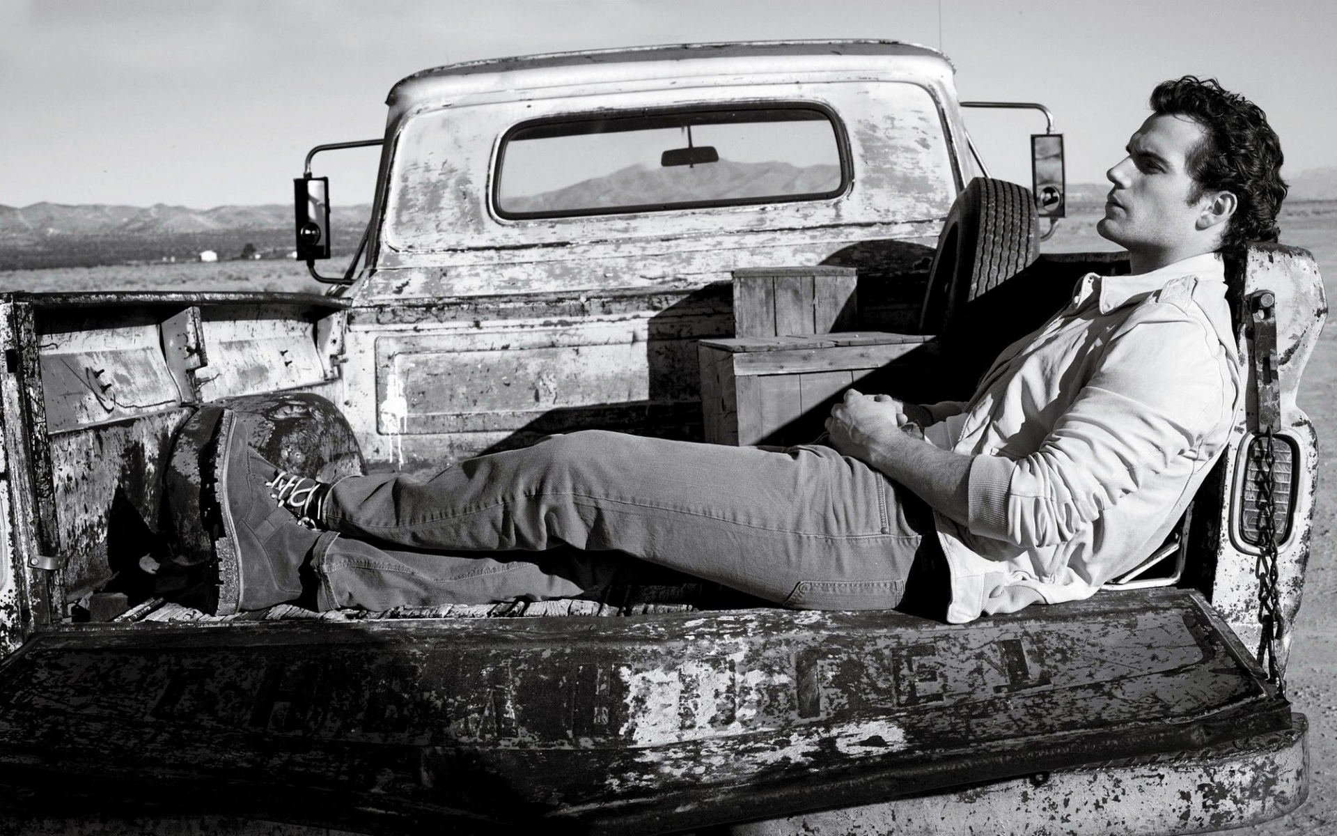 Henry Cavill in a vintage truck bed HD Wallpaper