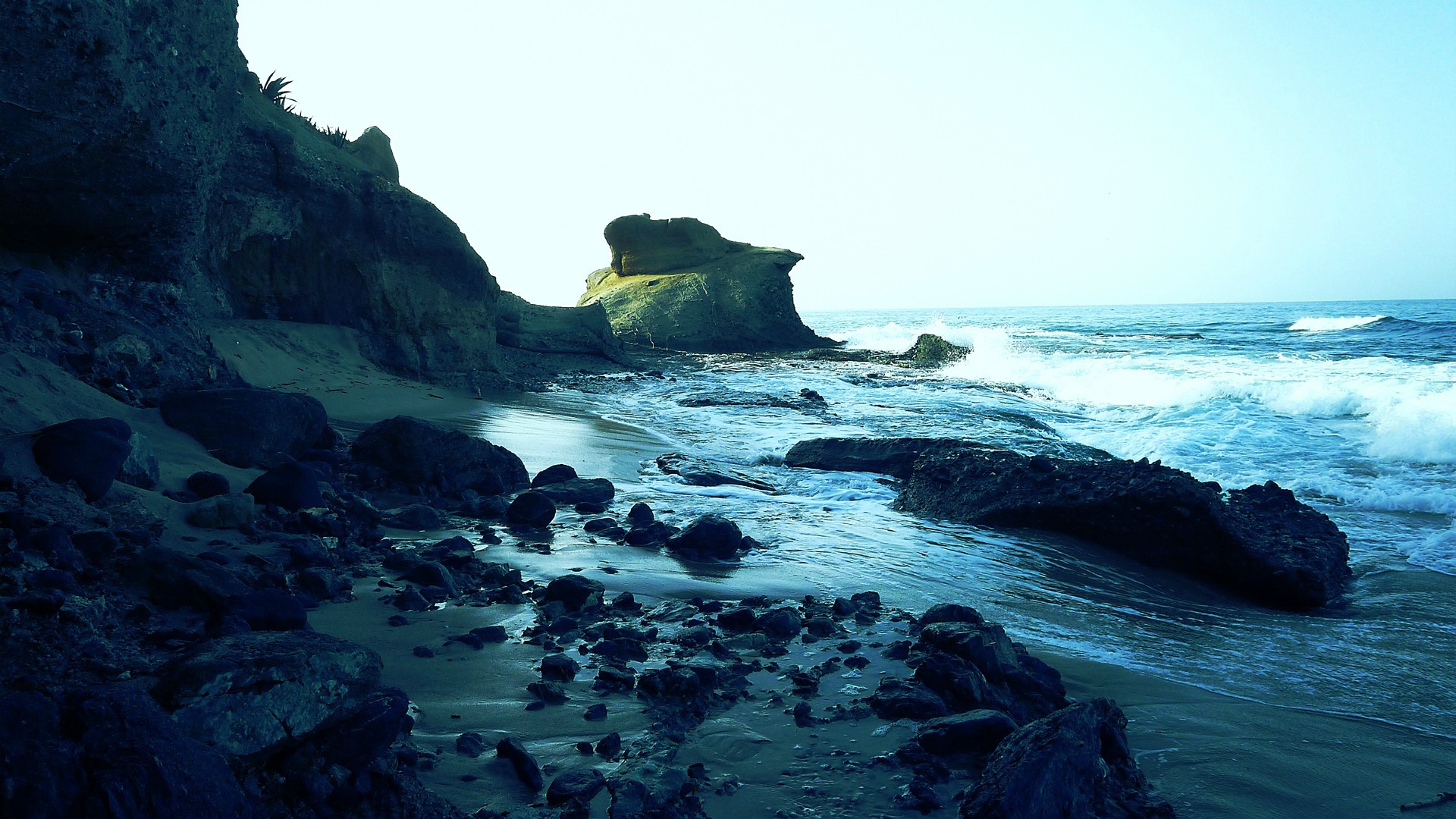 Rocky beach with waves crashing on shore HD Wallpaper