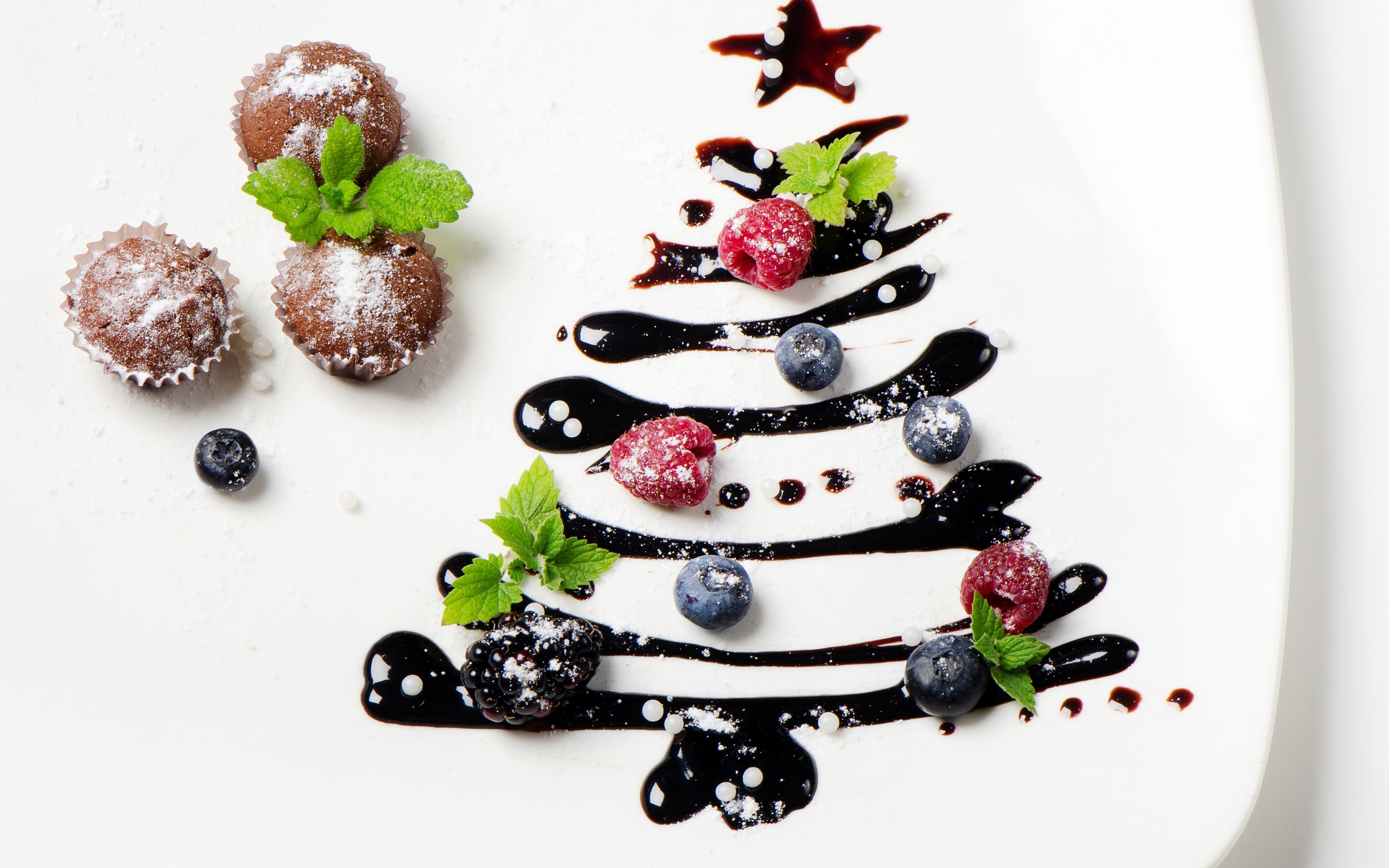 Chocolate cupcakes and berries arranged as a Christmas tree HD Wallpaper