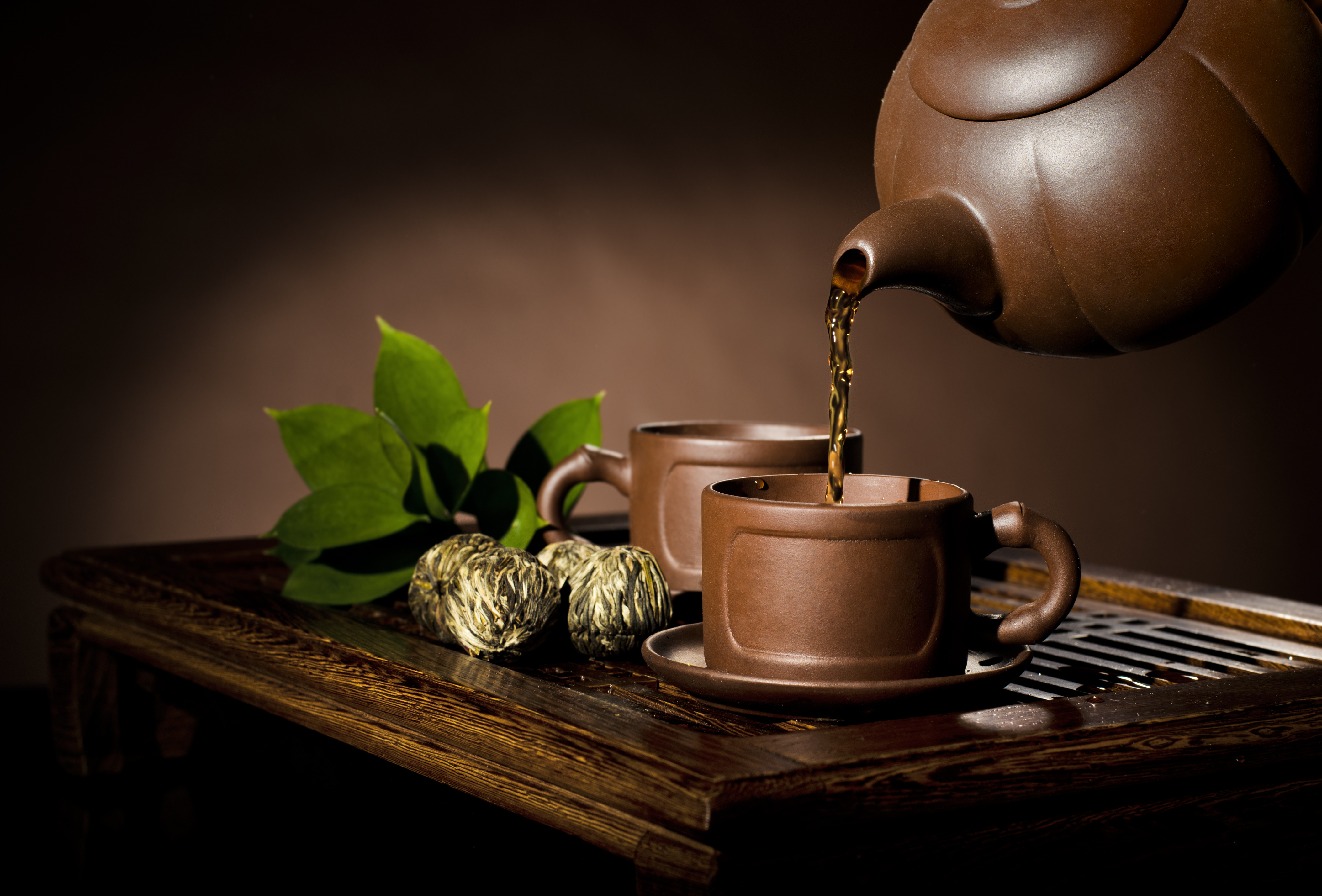 Tea pouring into cups from teapot HD Wallpaper