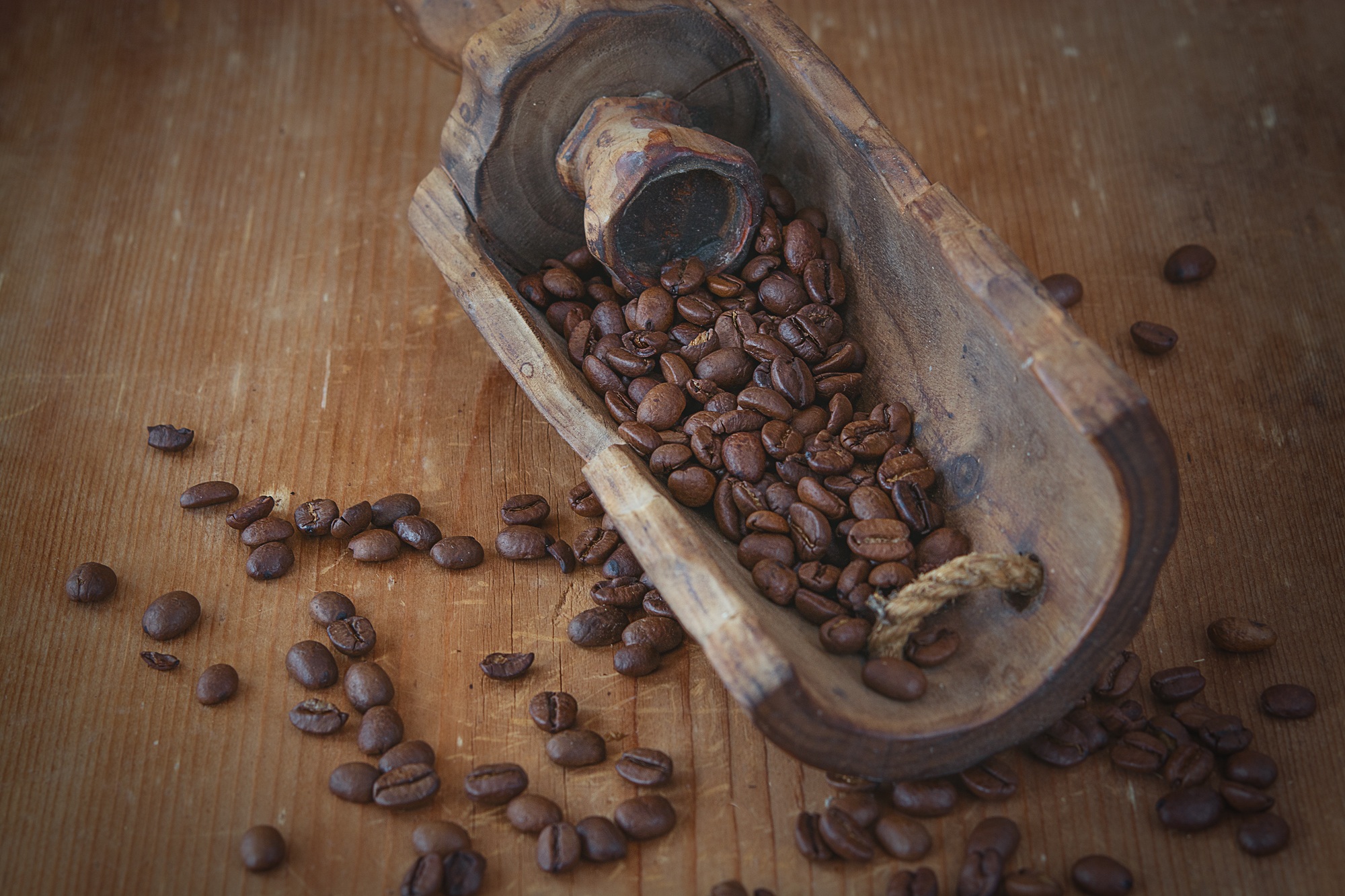 Coffee beans in a wooden scoop HD Wallpaper