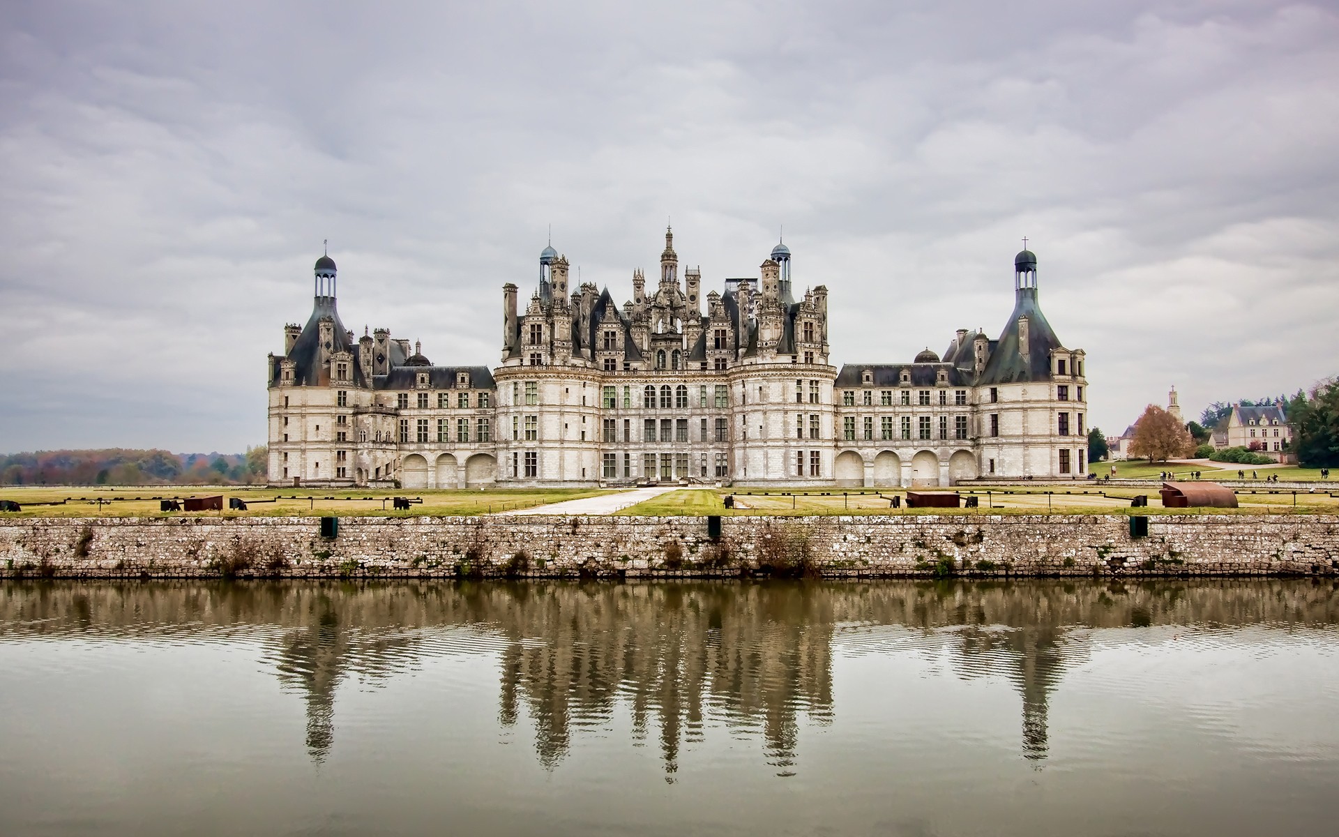 Chateau de Chambord castle reflected in water HD Wallpaper
